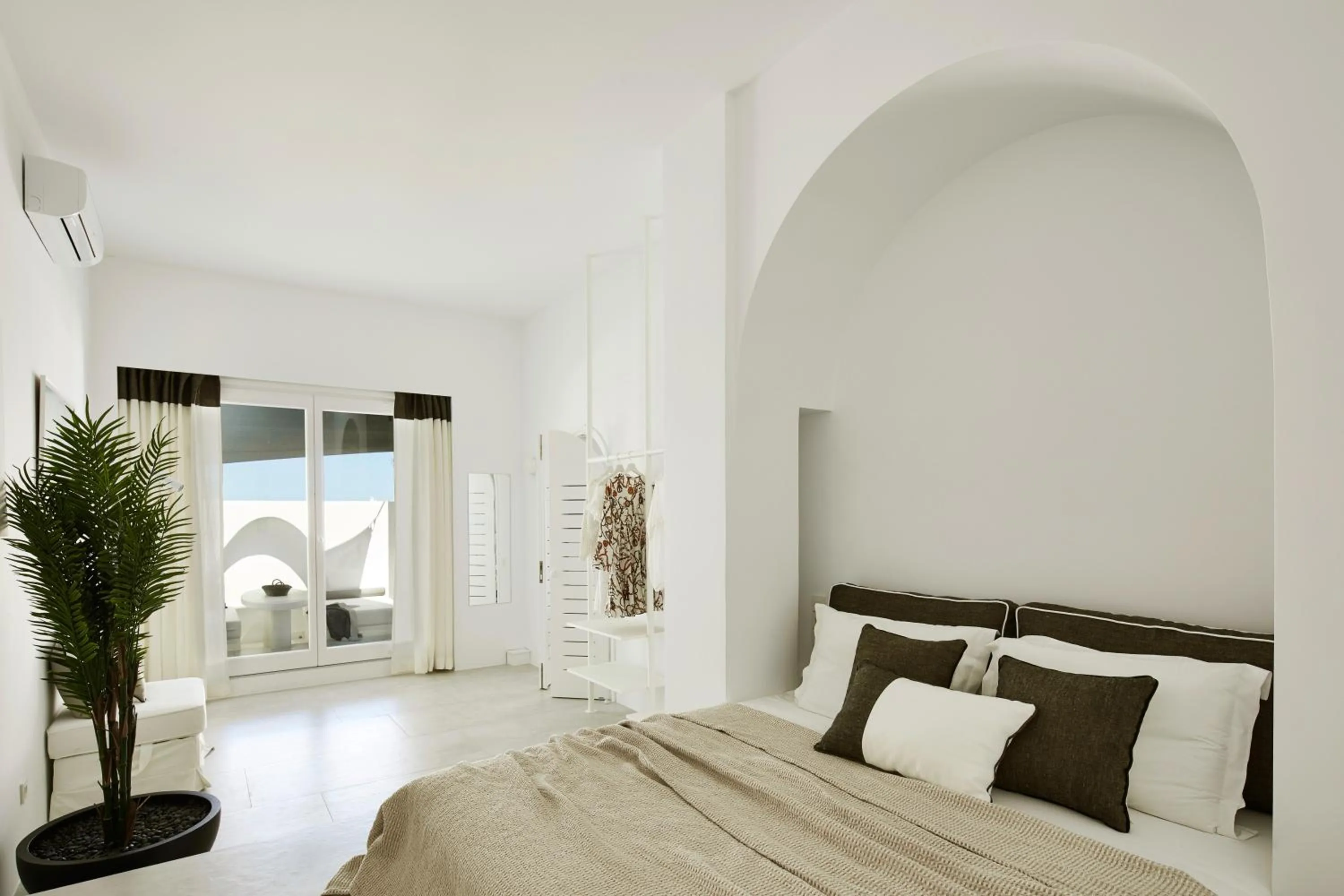 Bed in Le Blanc Nest Santorini - Family / Couples Luxury House