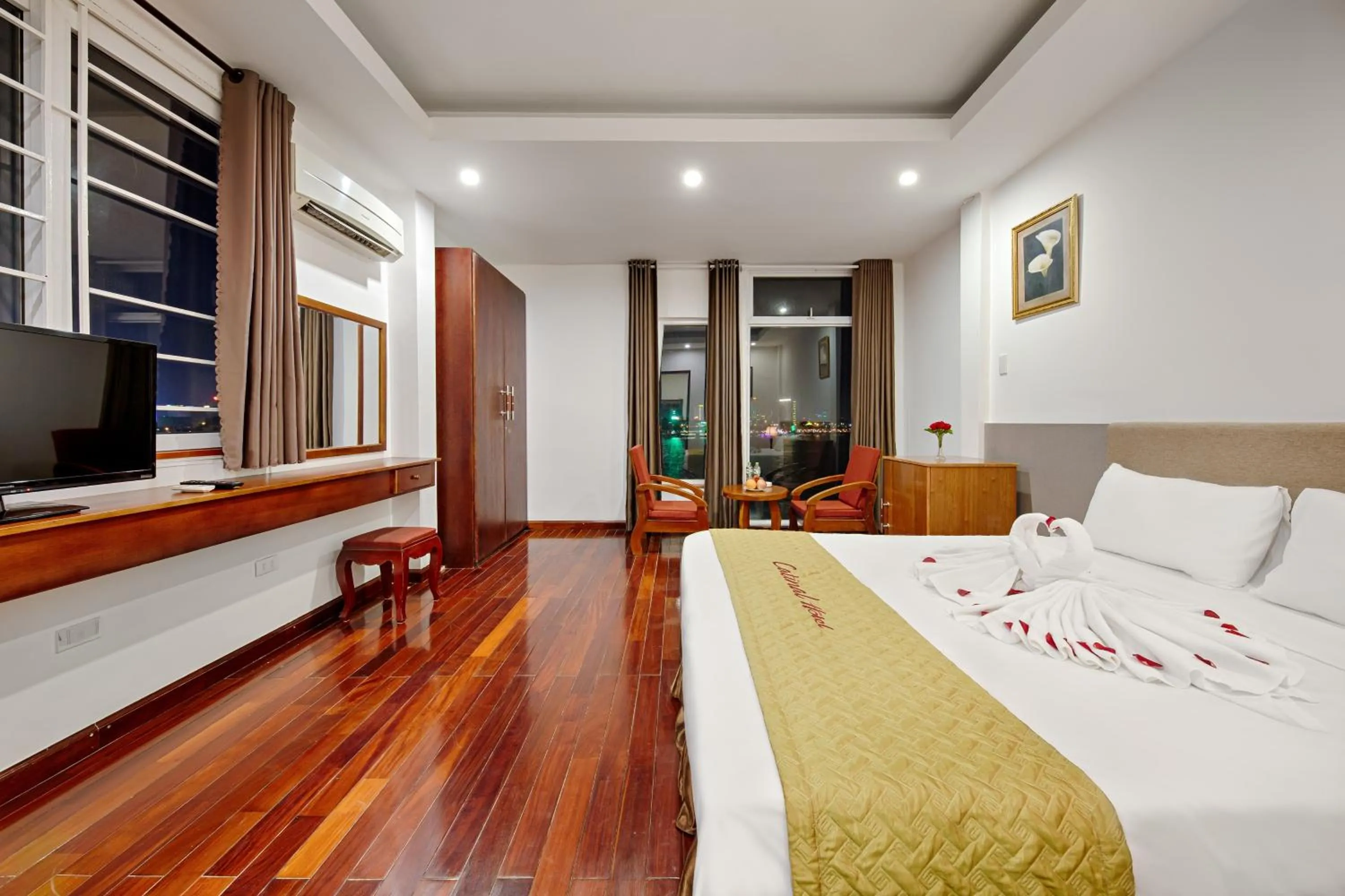 Communal lounge/ TV room, Bed in Catinal Hotel