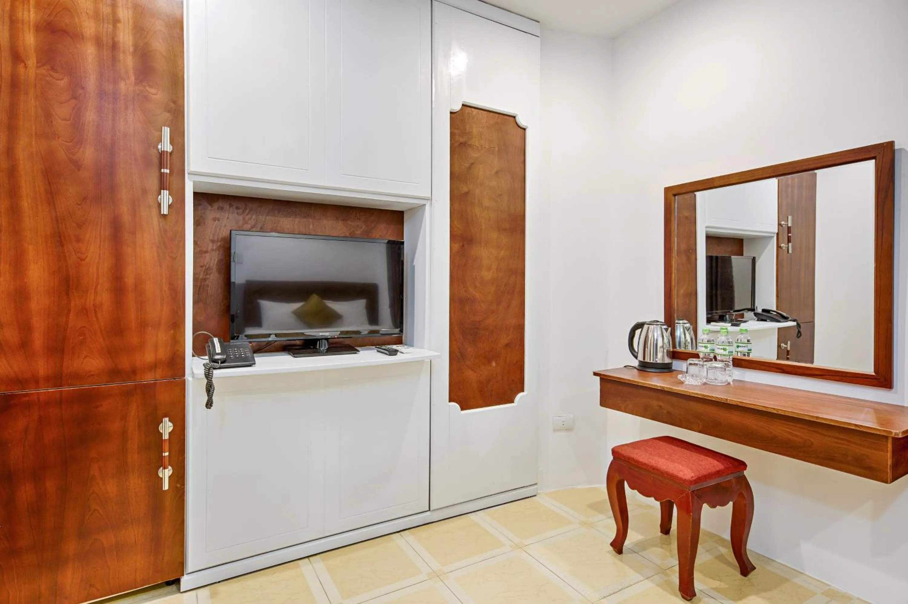 Decorative detail in Catinal Hotel