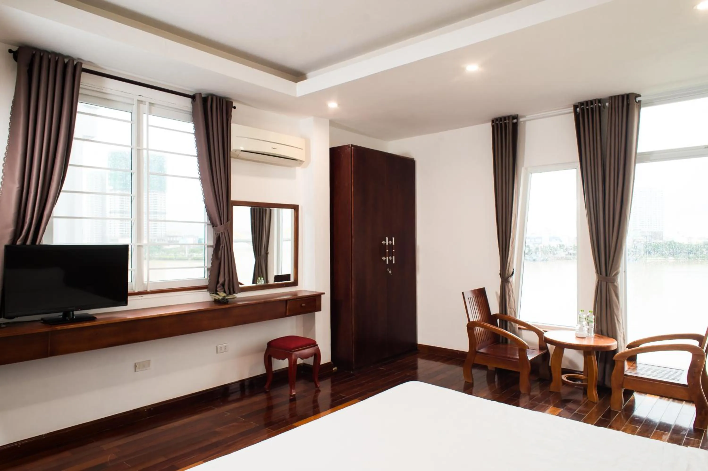 Communal lounge/ TV room, Bed in Catinal Hotel