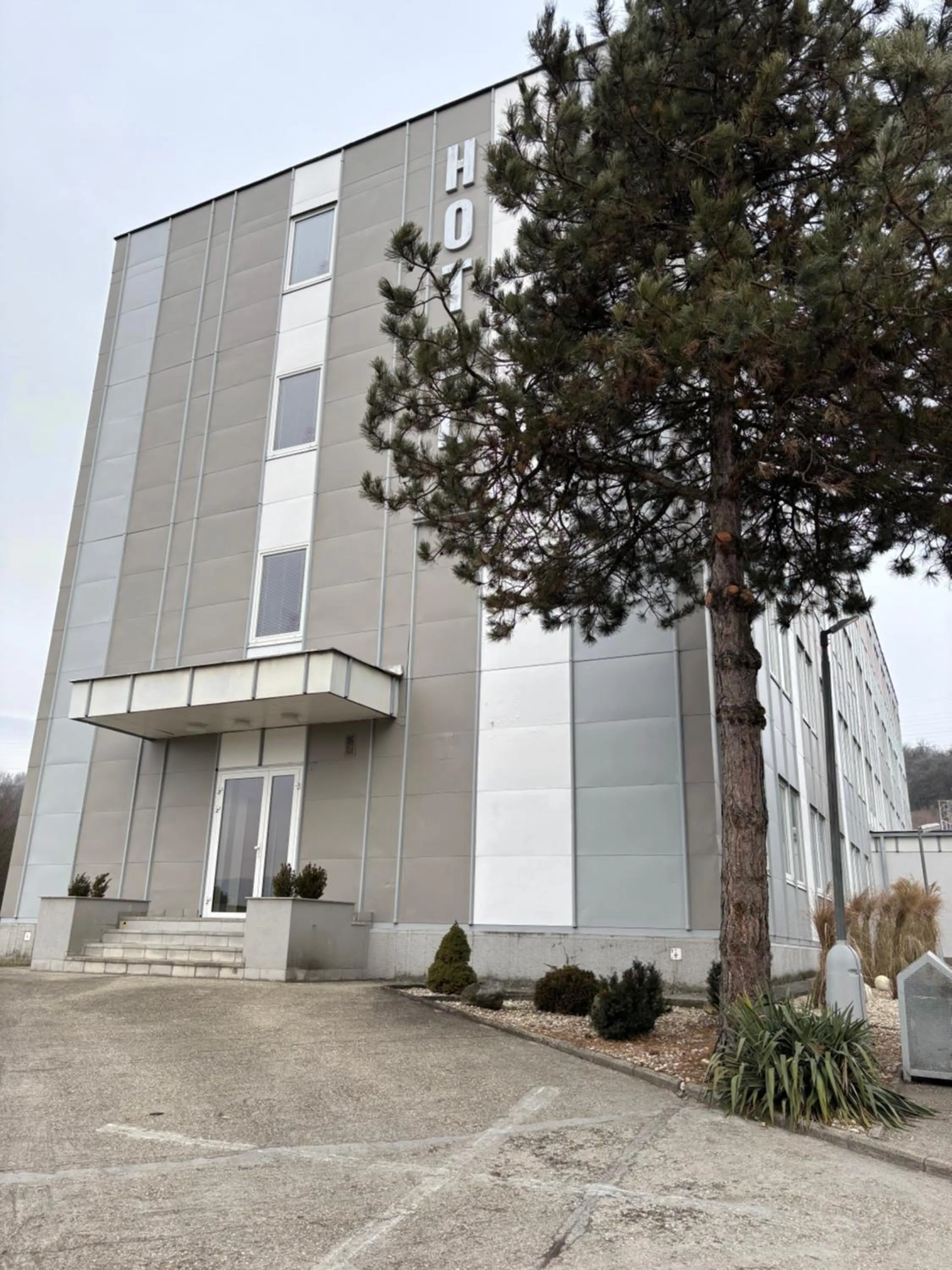 Property building in City Hotel B&B, reception 24 7, 800m od-from R1, free parking