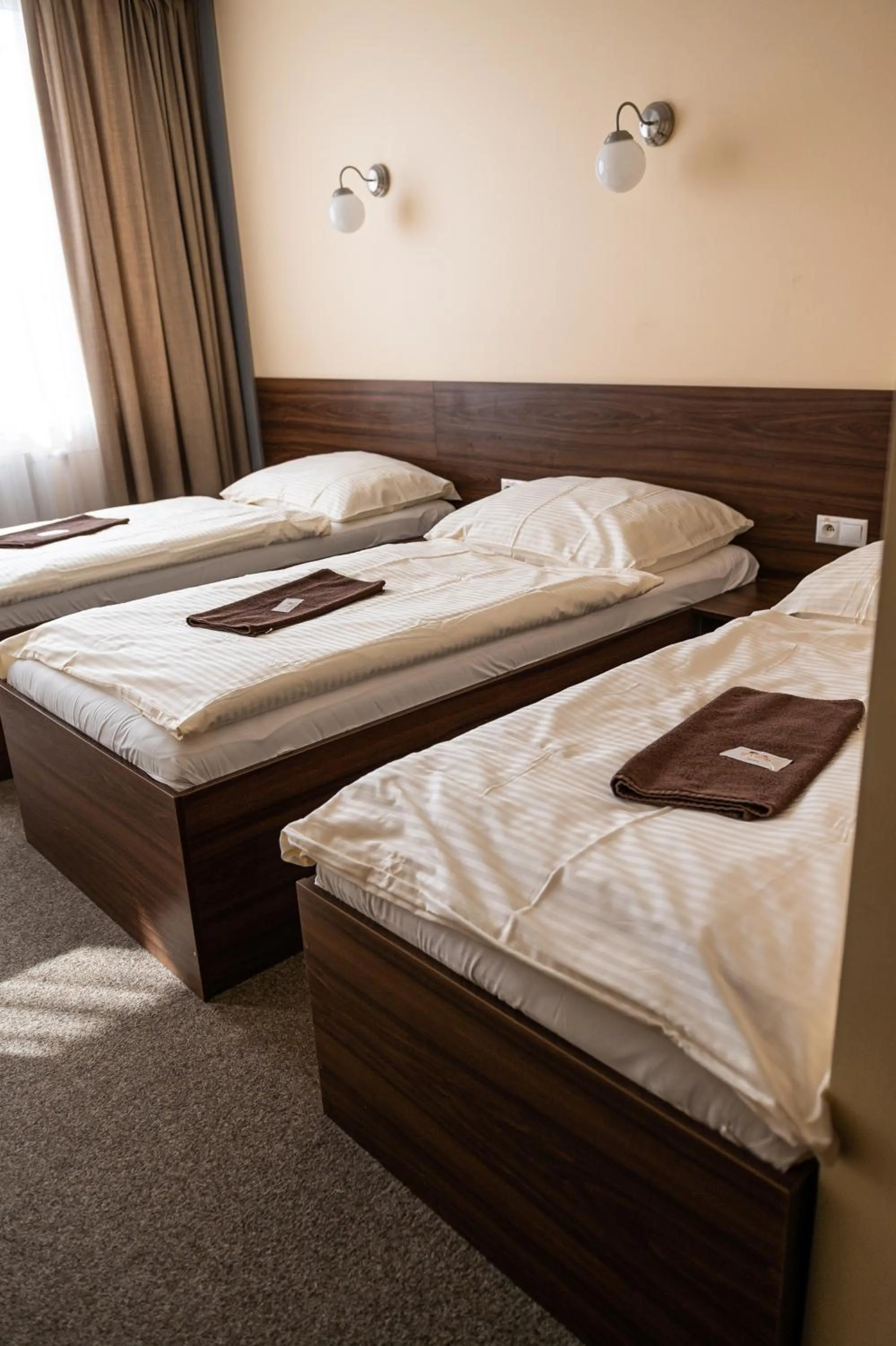 Photo of the whole room, Bed in City Hotel B&B, reception 24 7, 800m od-from R1, free parking