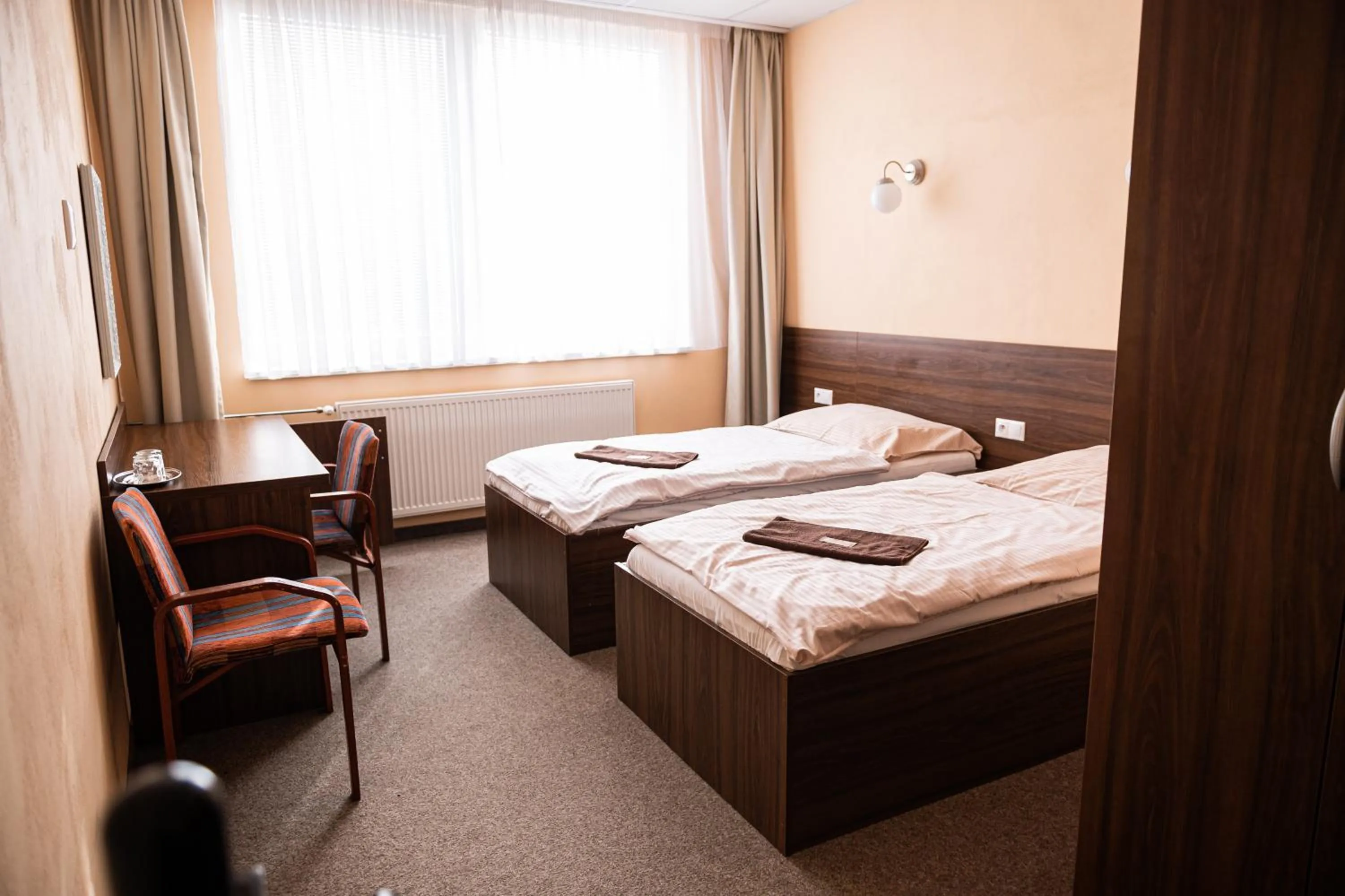 Photo of the whole room, Bed in City Hotel B&B, reception 24 7, 800m od-from R1, free parking