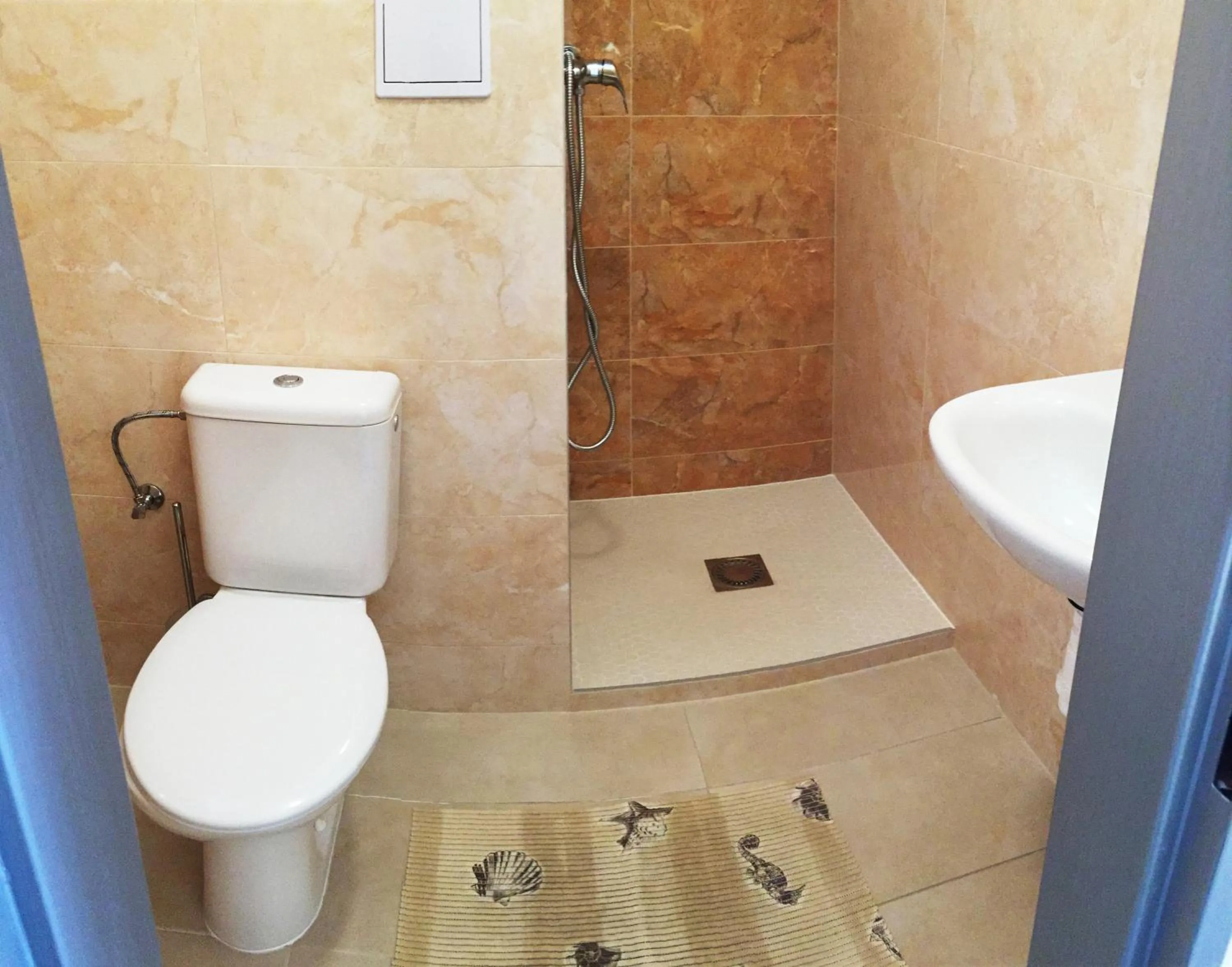 Bathroom in City Hotel B&B, reception 24 7, 800m od-from R1, free parking
