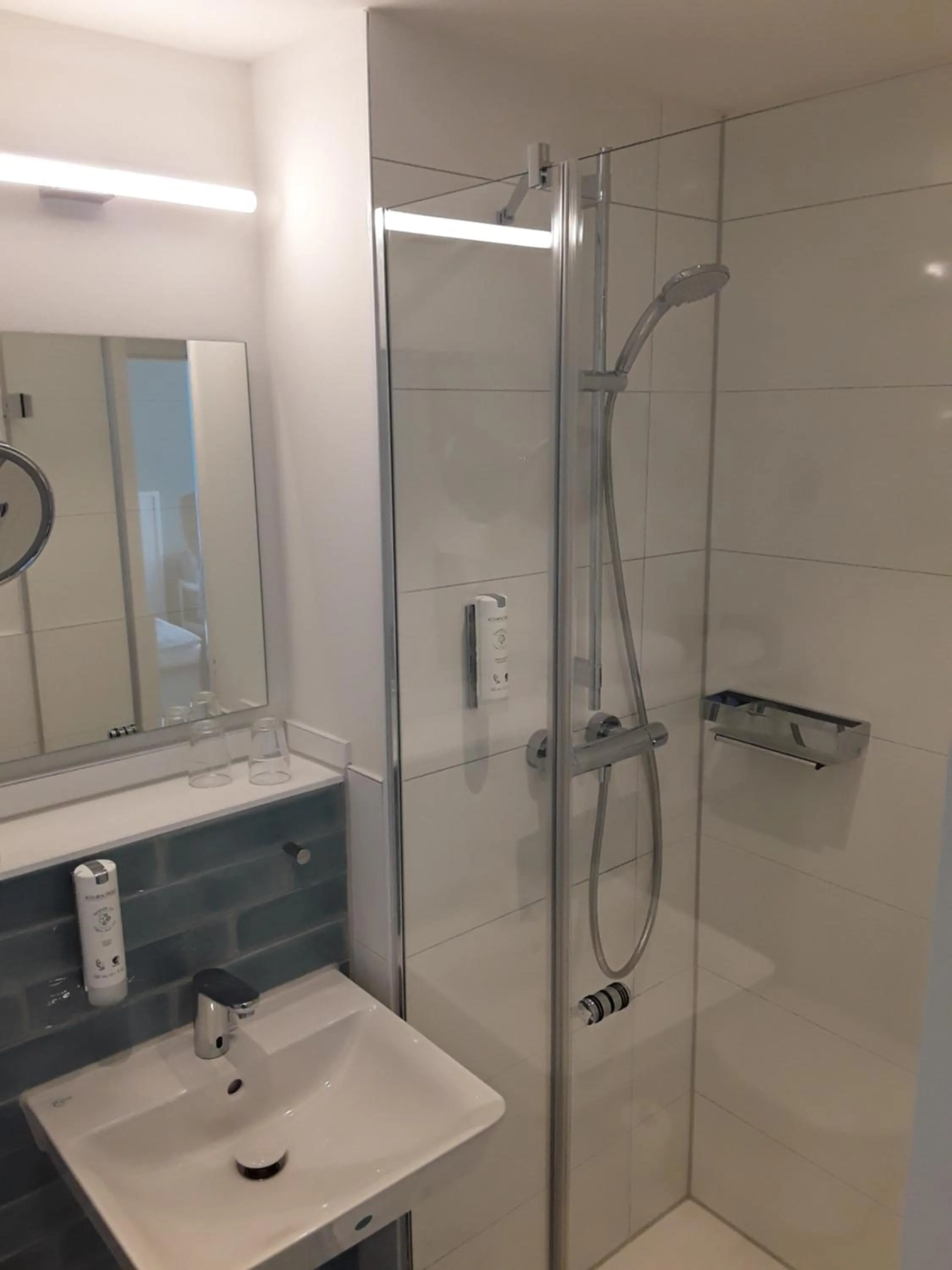 Shower in Mingers Hotel