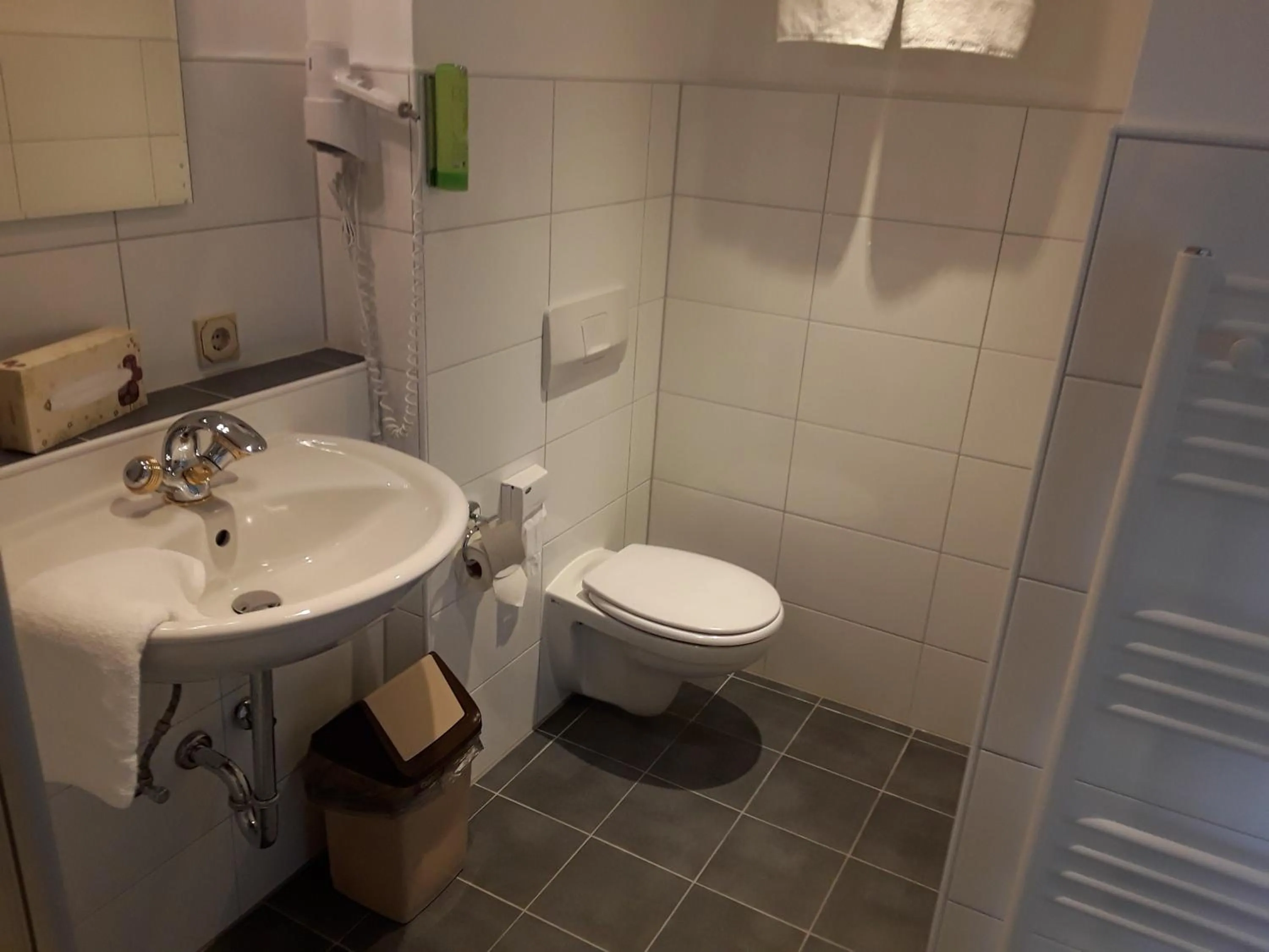 Bathroom in Mingers Hotel