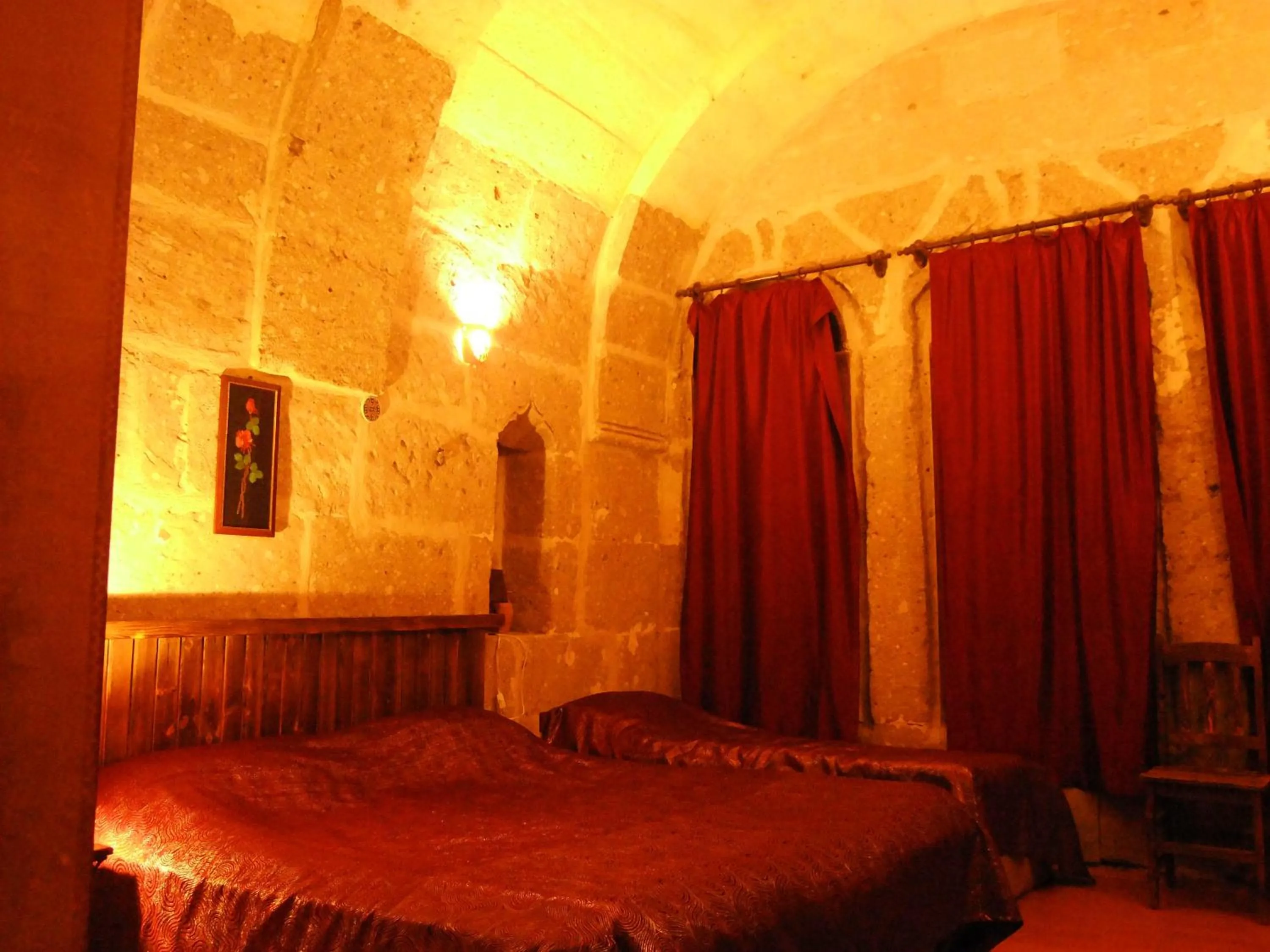 Photo of the whole room, Bed in Kapadokya Ihlara Konakları Otel Akinci Konagi