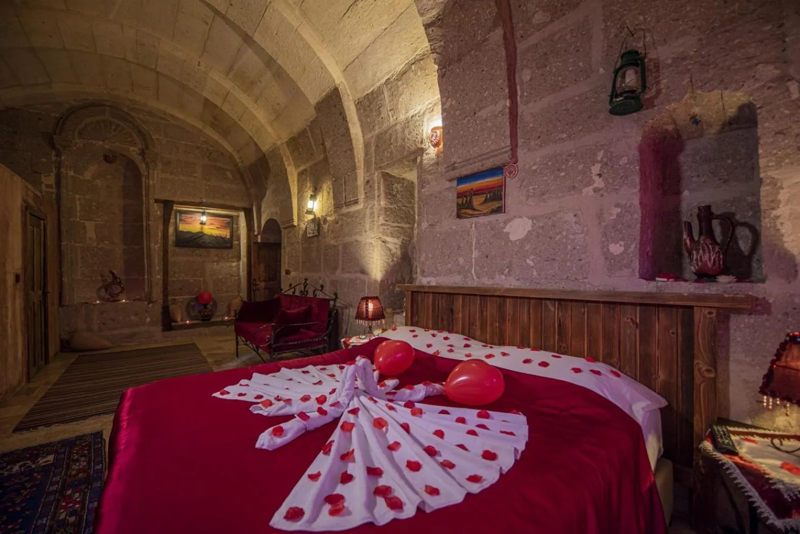 Photo of the whole room, Bed in Kapadokya Ihlara Konakları Otel Akinci Konagi