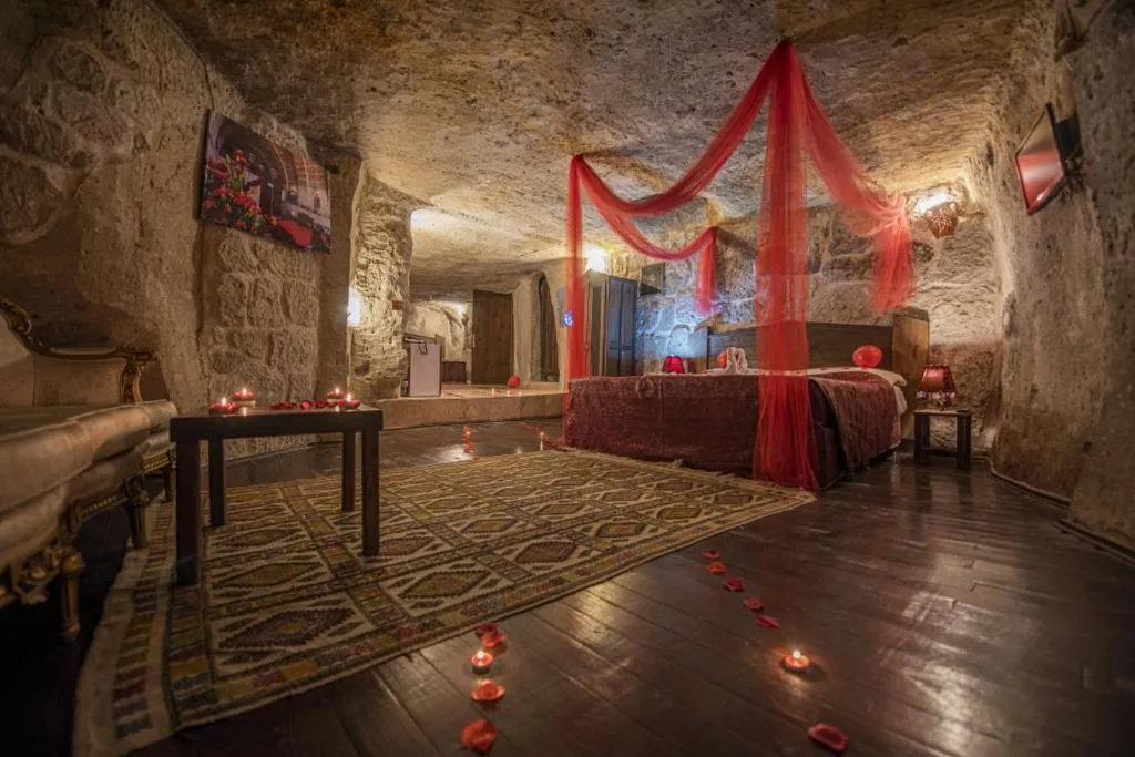 Photo of the whole room, Bed in Kapadokya Ihlara Konakları Otel Akinci Konagi