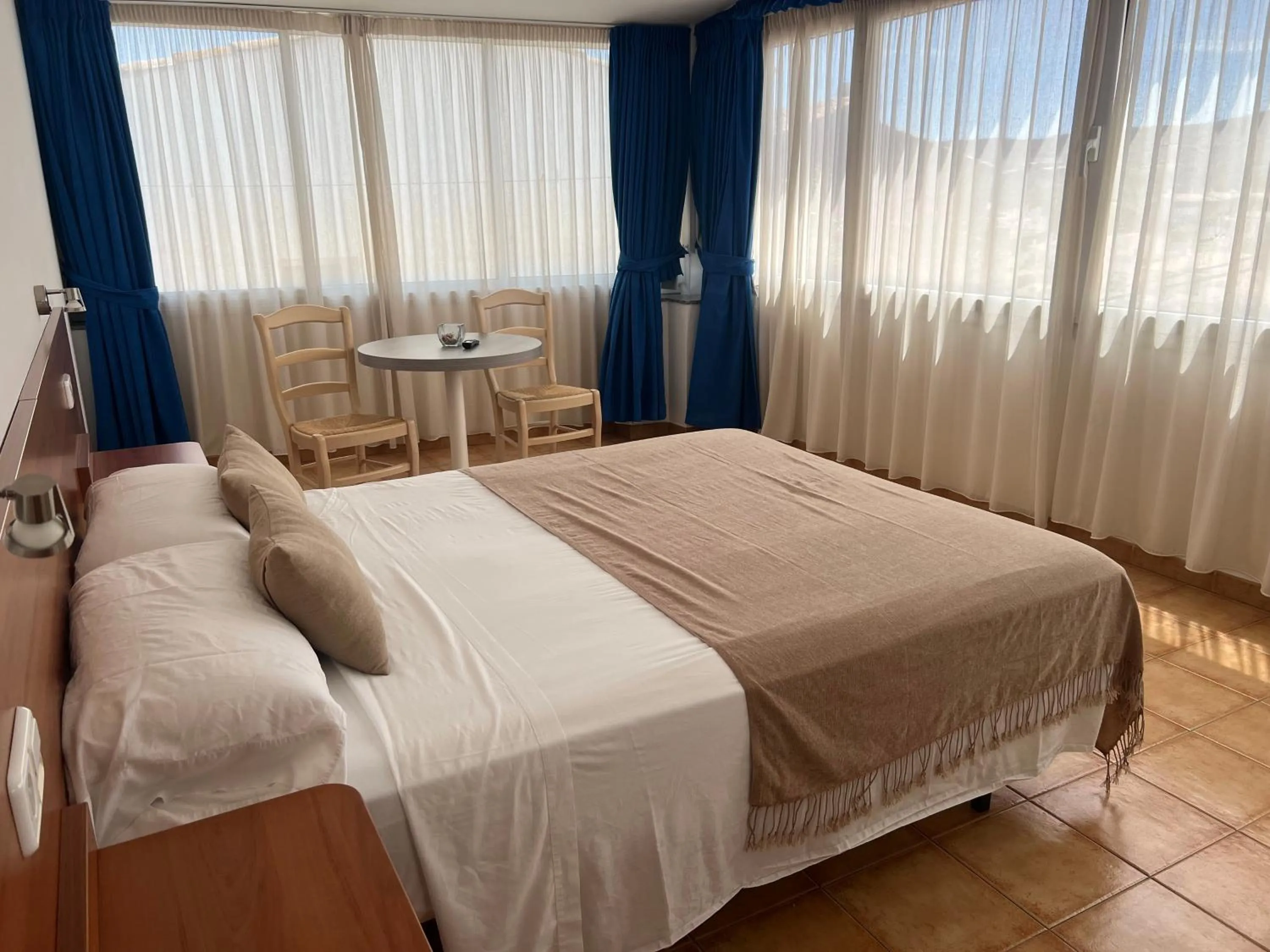 Bedroom, Bed in Vehí