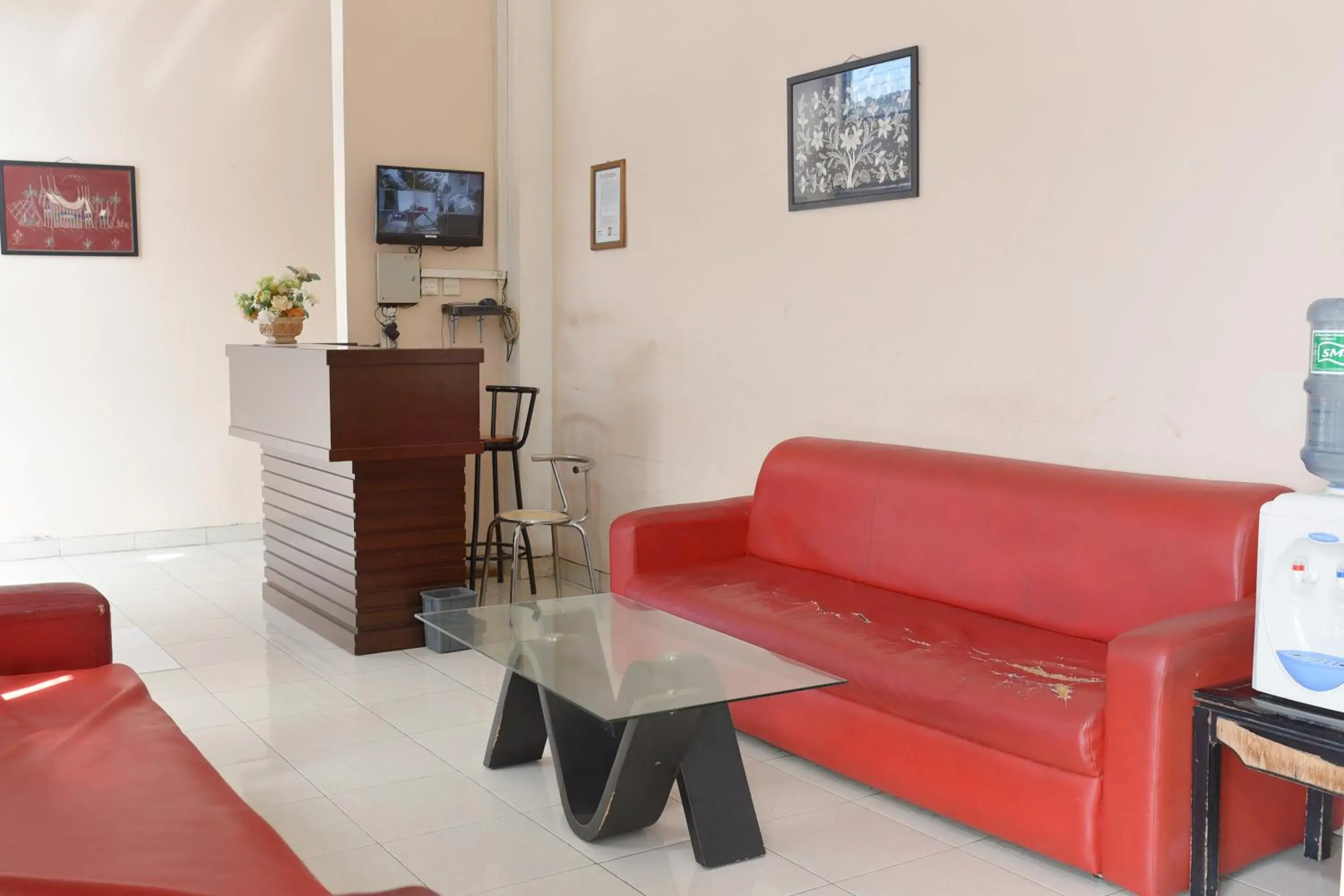 Lobby or reception in Al-Ghani Syariah Mitra RedDoorz Lobby or reception in Al-Ghani Syariah Mitra RedDoorz