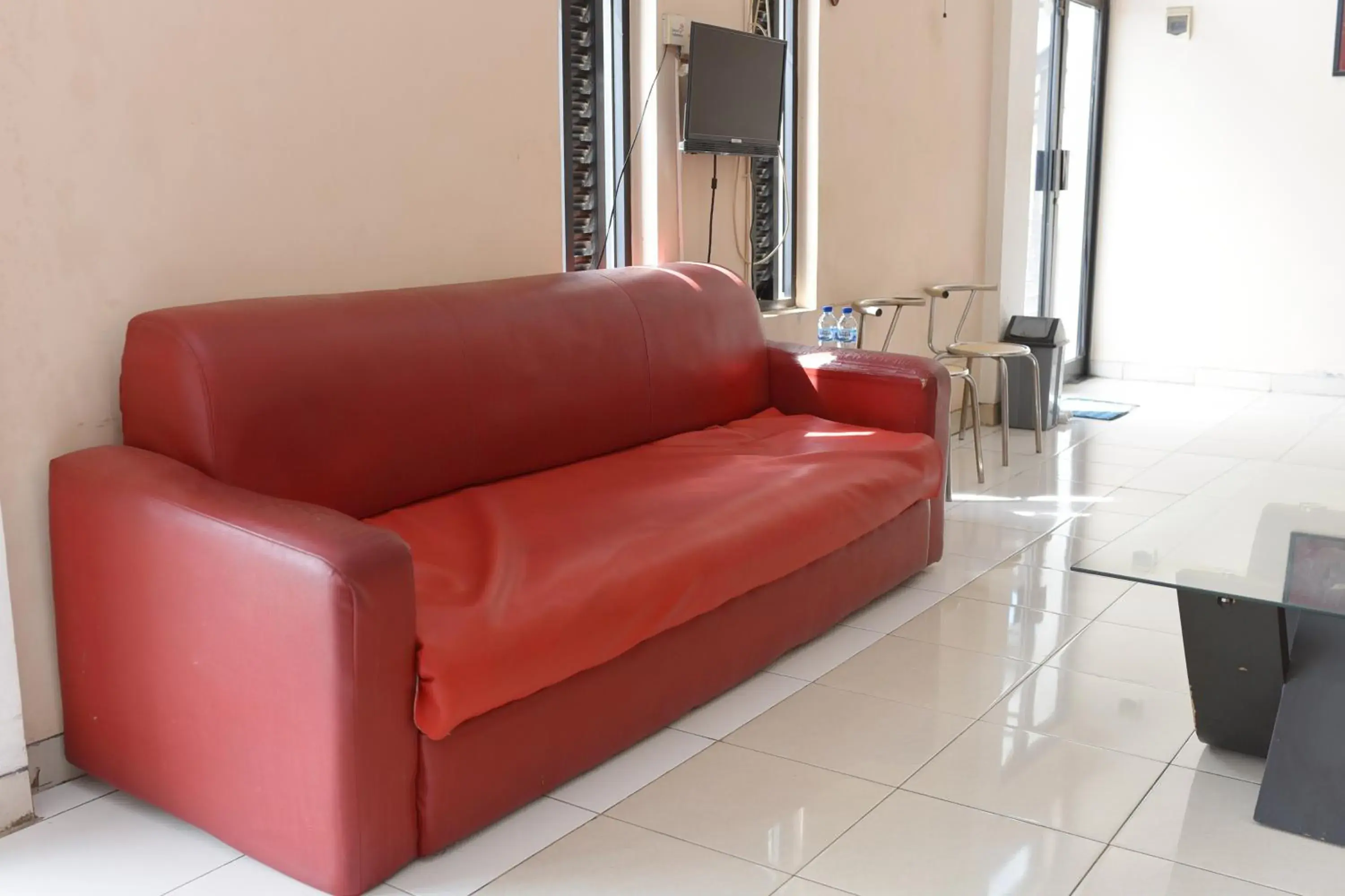 Lobby or reception in Al-Ghani Syariah Mitra RedDoorz Lobby or reception in Al-Ghani Syariah Mitra RedDoorz