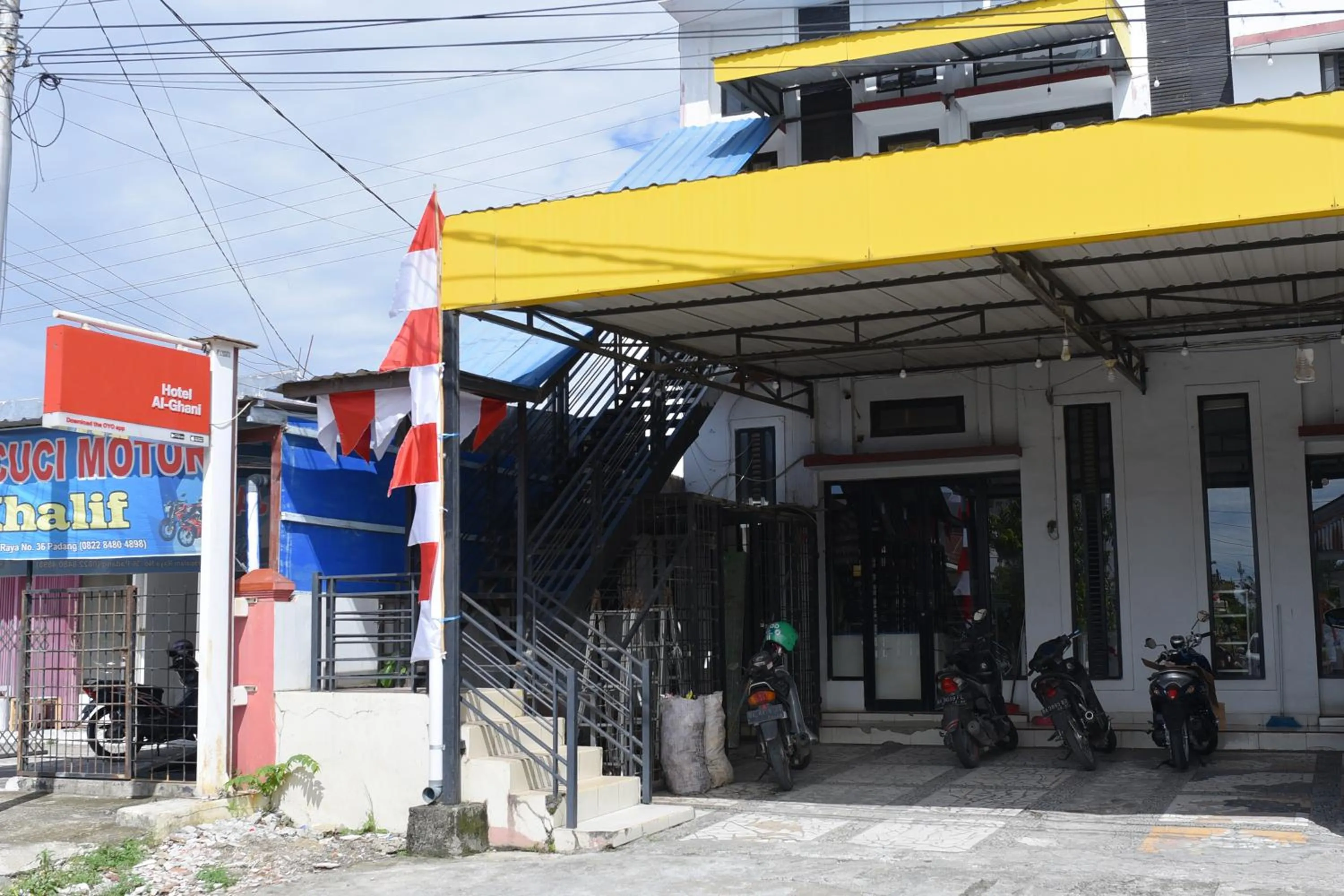 Parking in Al-Ghani Syariah Mitra RedDoorz