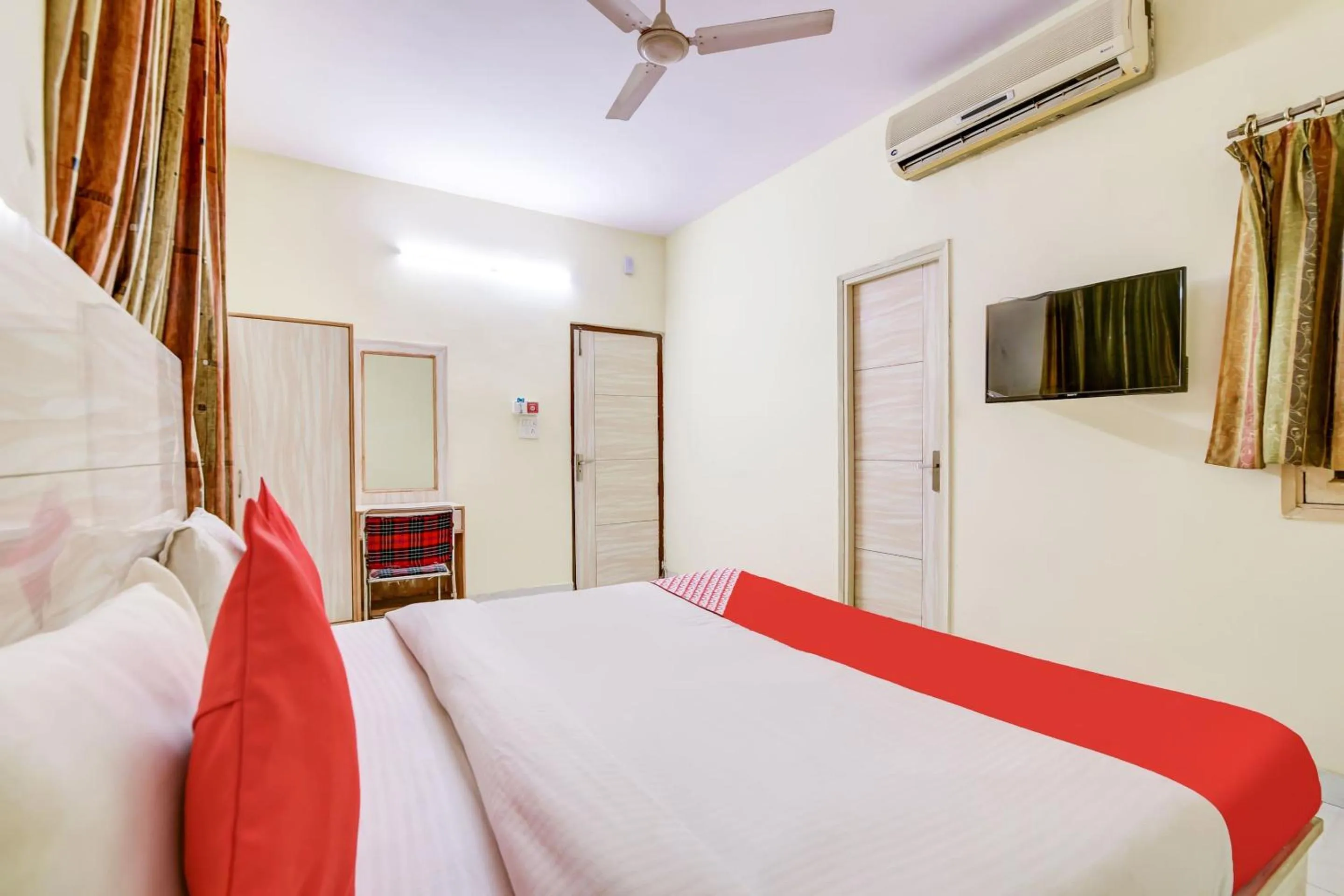 Bedroom, Bed in Hotel O Vishwakarma Palace