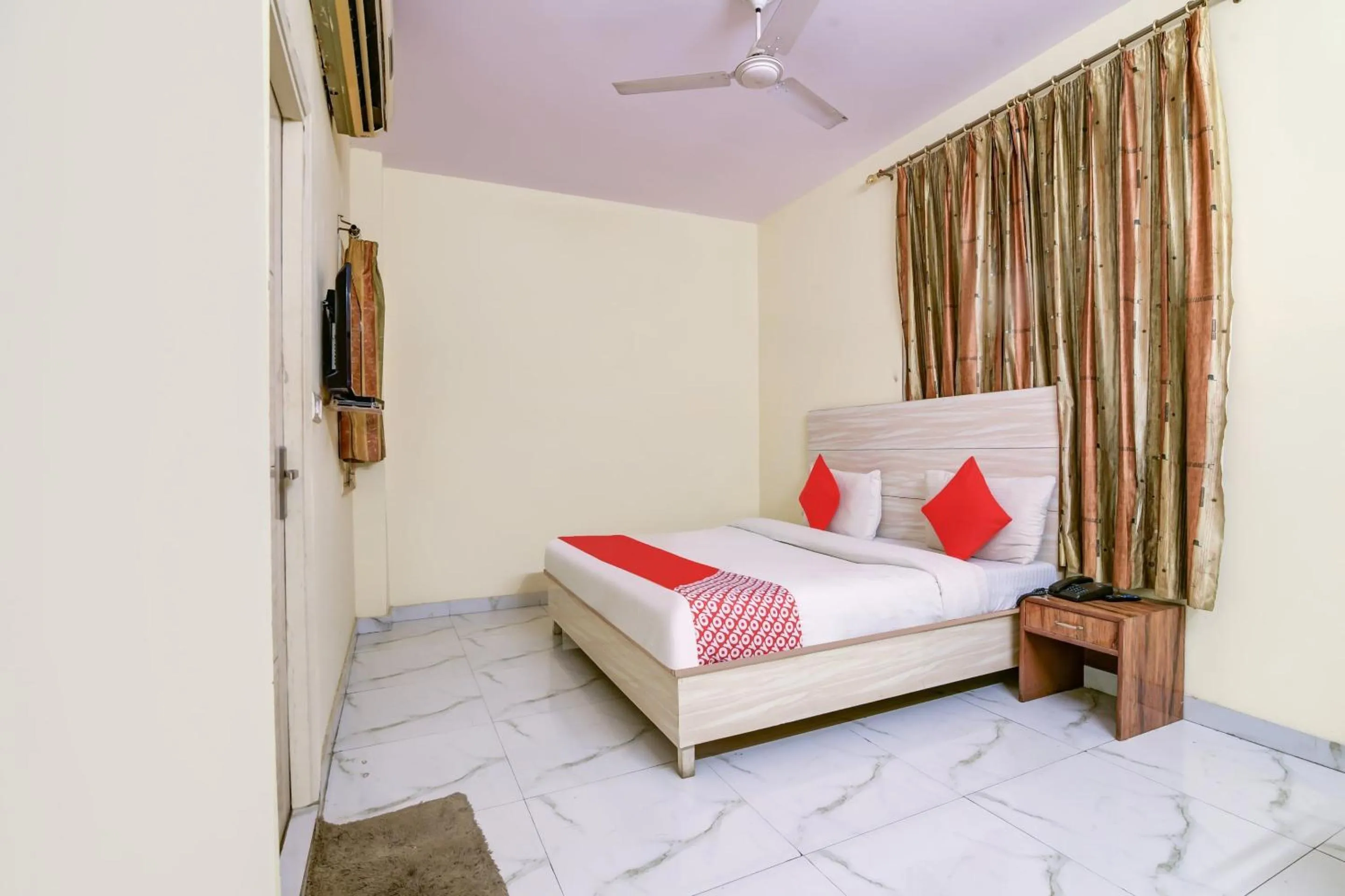 Bedroom, Bed in Hotel O Vishwakarma Palace