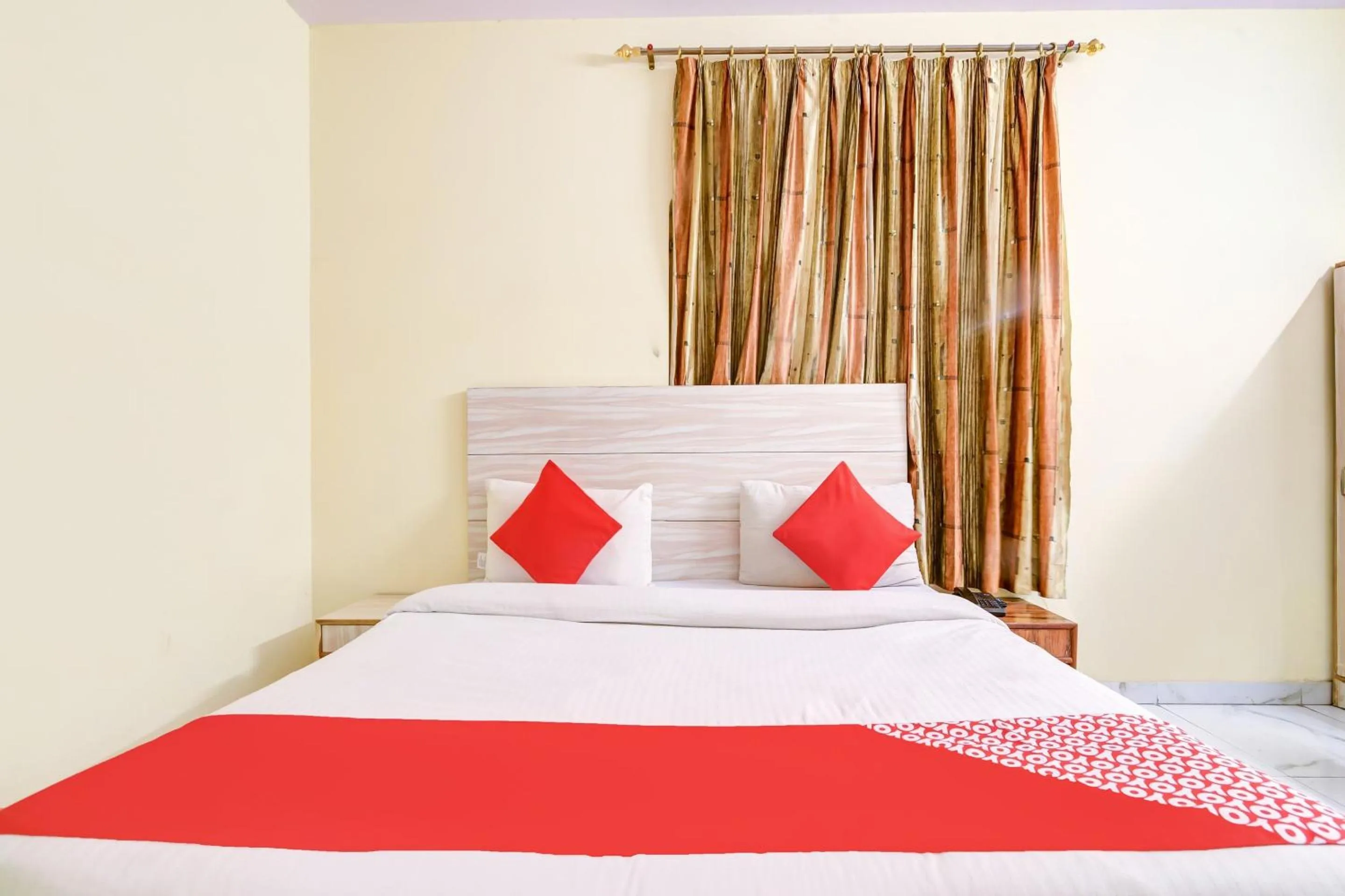 Bedroom, Bed in Hotel O Vishwakarma Palace