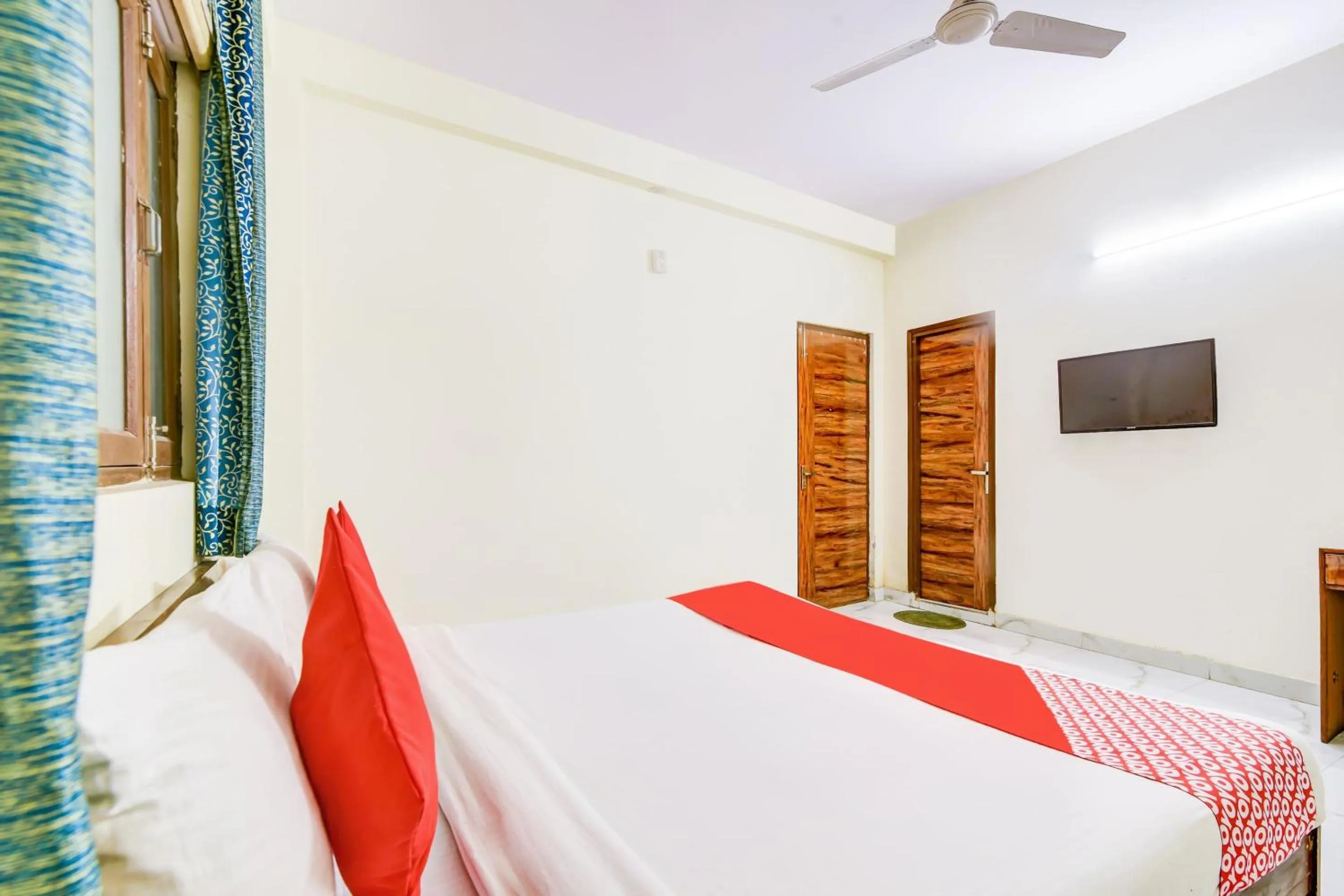 Bathroom, Bed in Hotel O Vishwakarma Palace