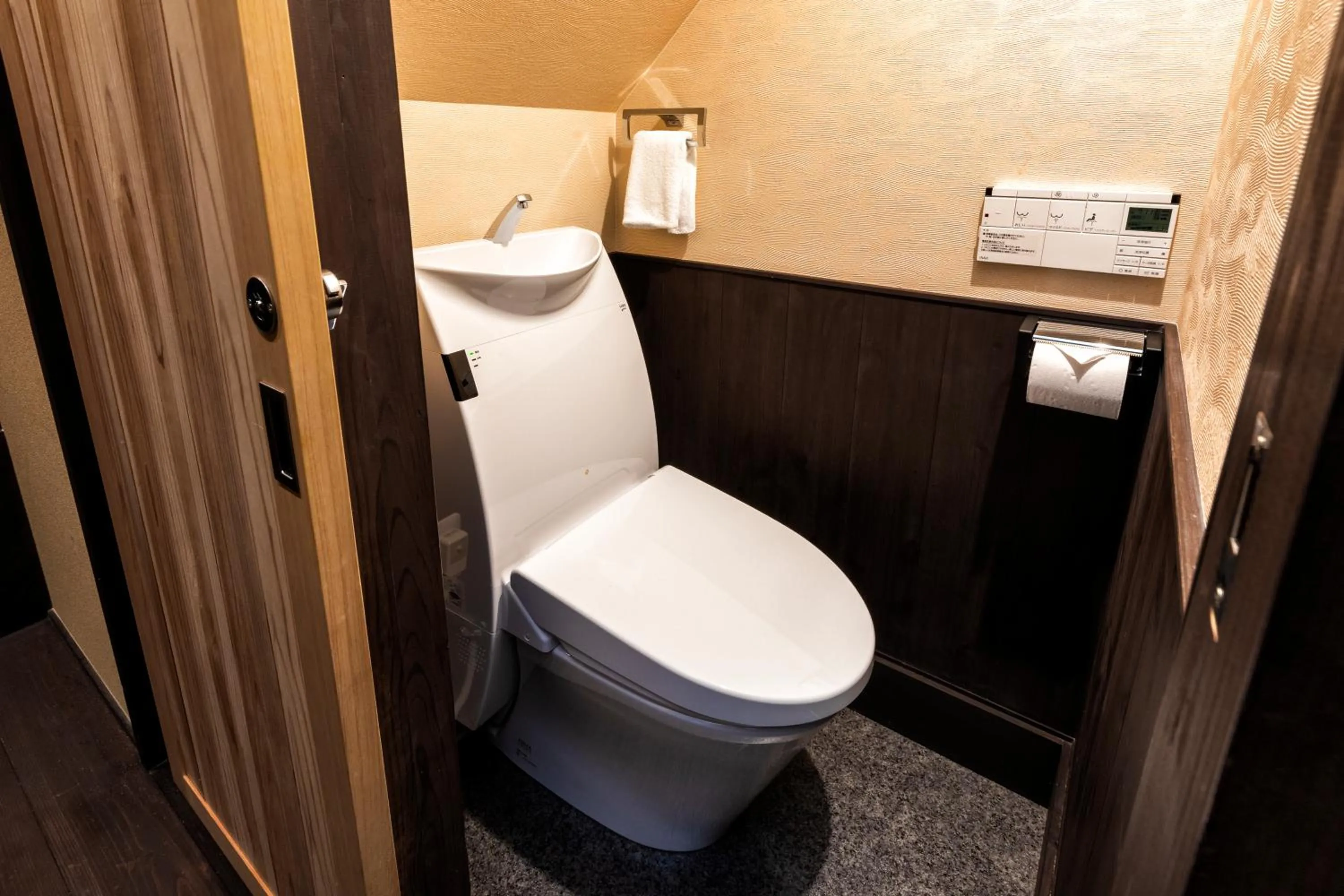Toilet in Rinn Hanayacho Asagiri