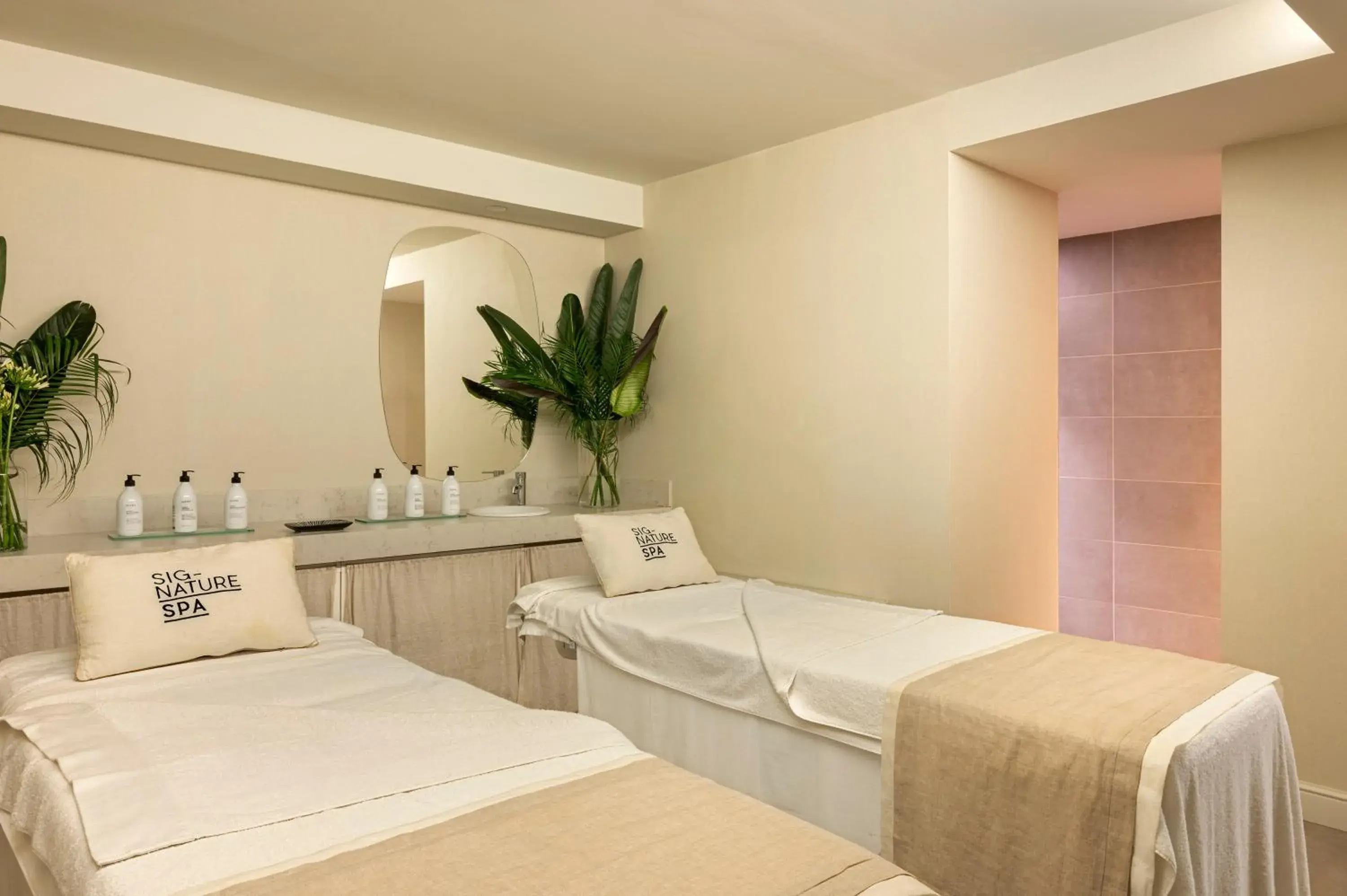 Spa and wellness centre/facilities, Bed in ME Sitges Terramar Spa and wellness centre/facilities, Bed in ME Sitges Terramar