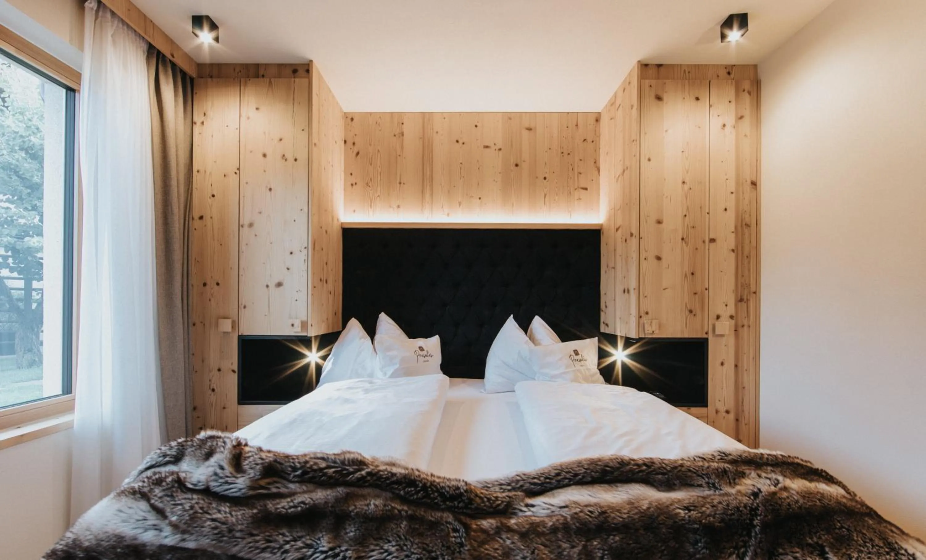 Bed in Presulis Hideaway Apartments & Restaurant