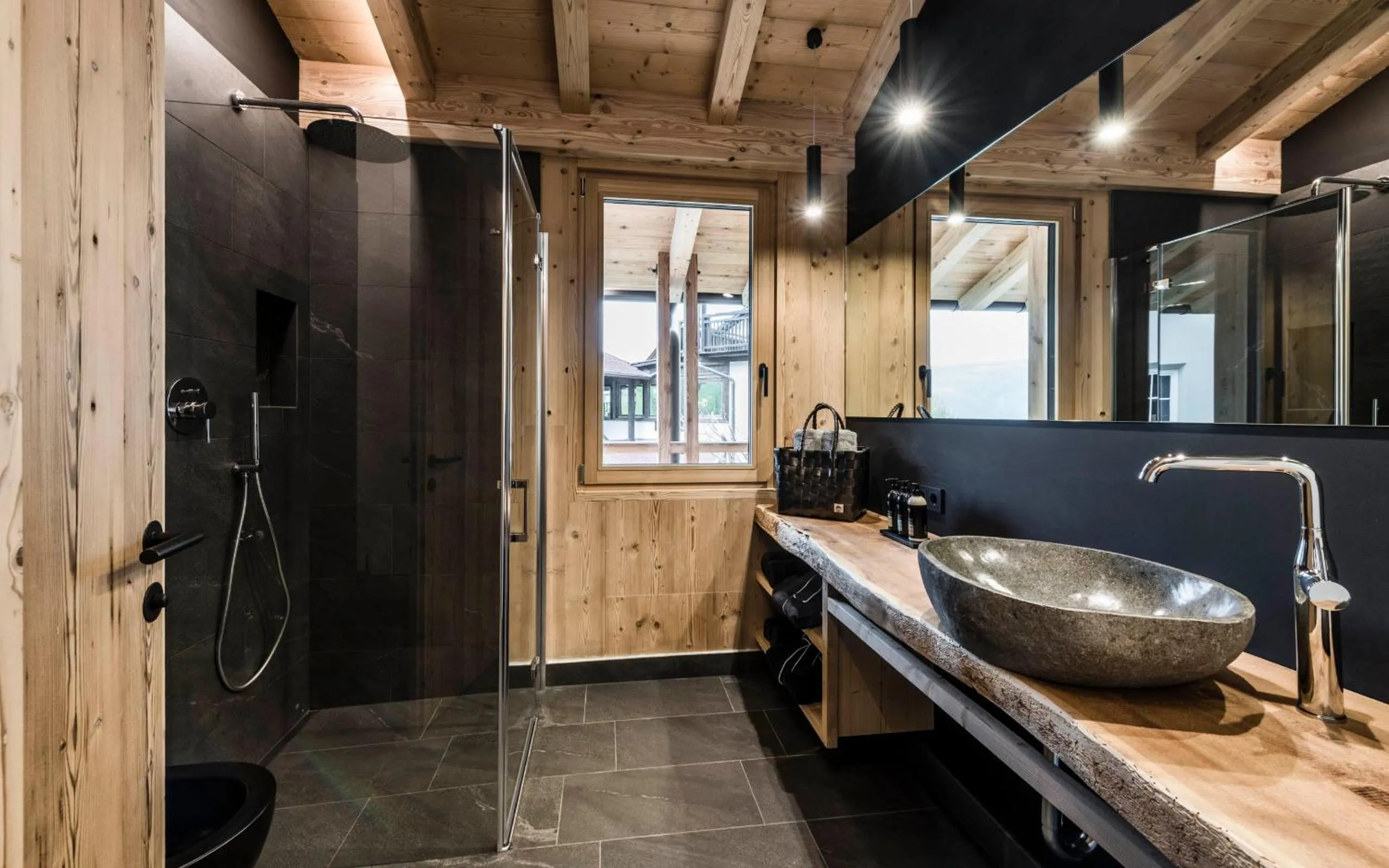 Shower in Presulis Hideaway Apartments & Restaurant