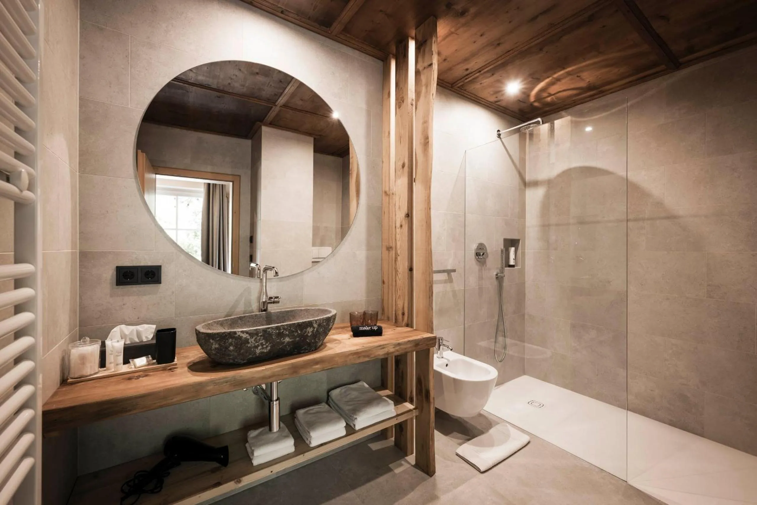 Shower in Presulis Hideaway Apartments & Restaurant