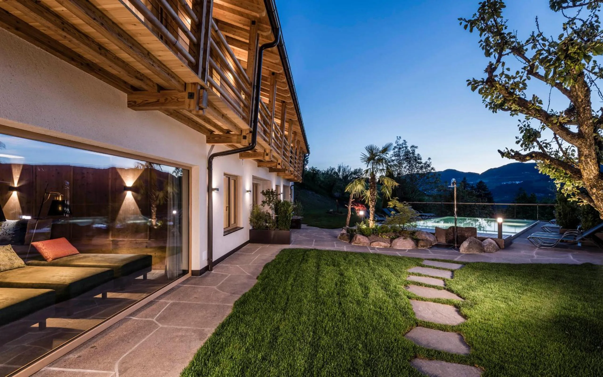 Patio in Presulis Hideaway Apartments & Restaurant