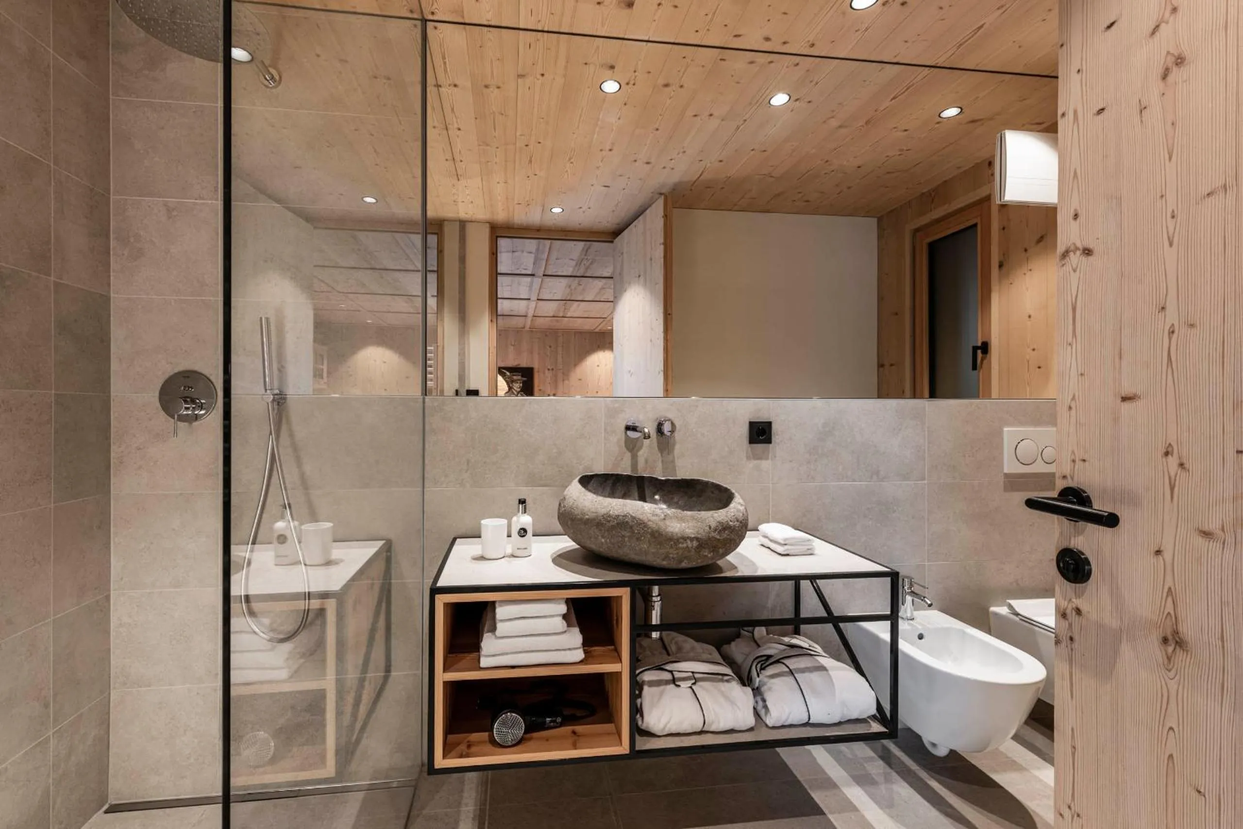 Shower in Presulis Hideaway Apartments & Restaurant