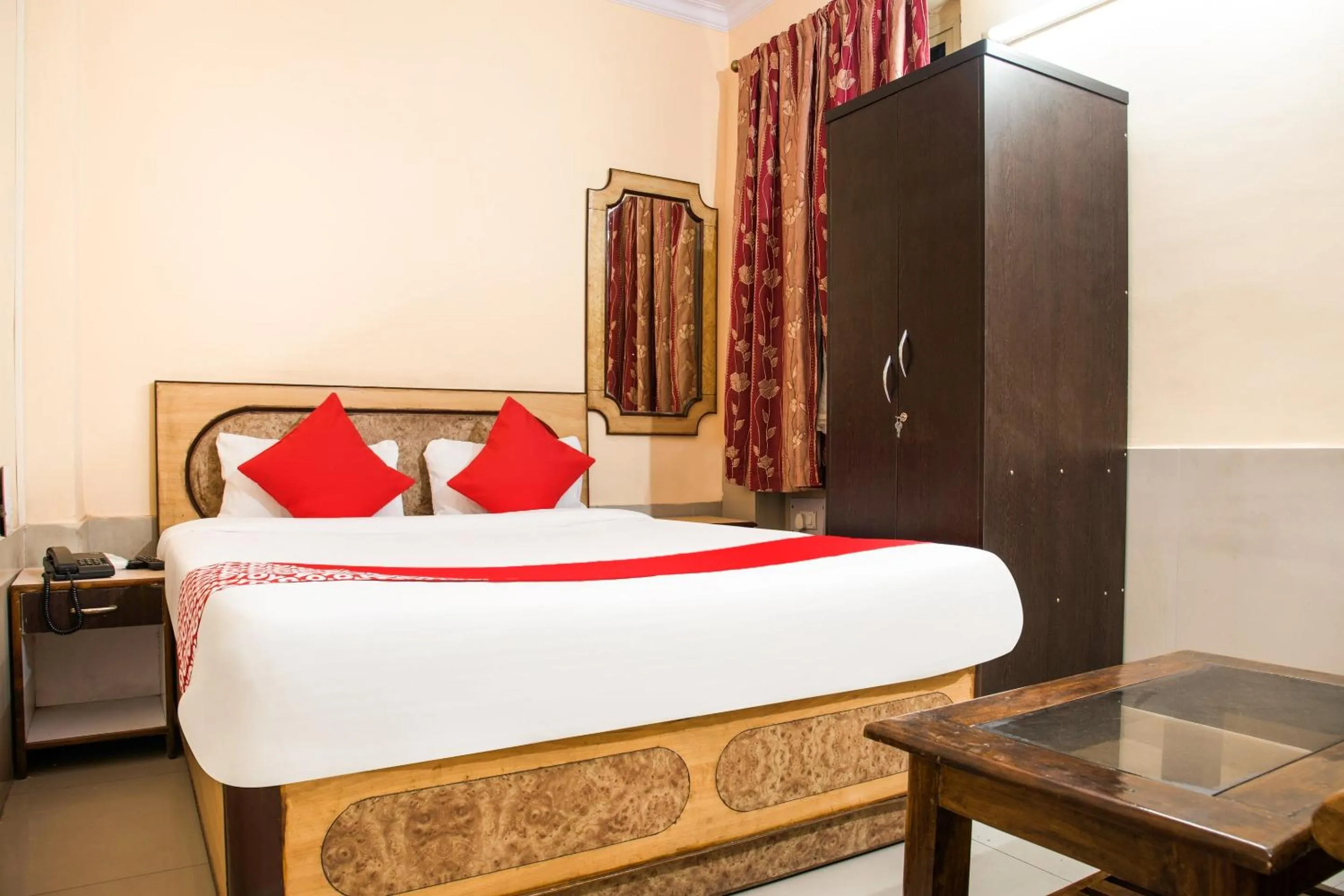 Facade/entrance, Bed in Hotel O Embassy Exhibition Rd