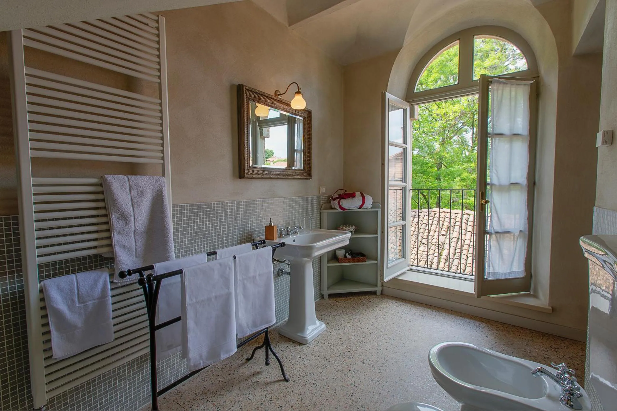 Bathroom in Marchesi Alfieri - Cantine e Ospitalità