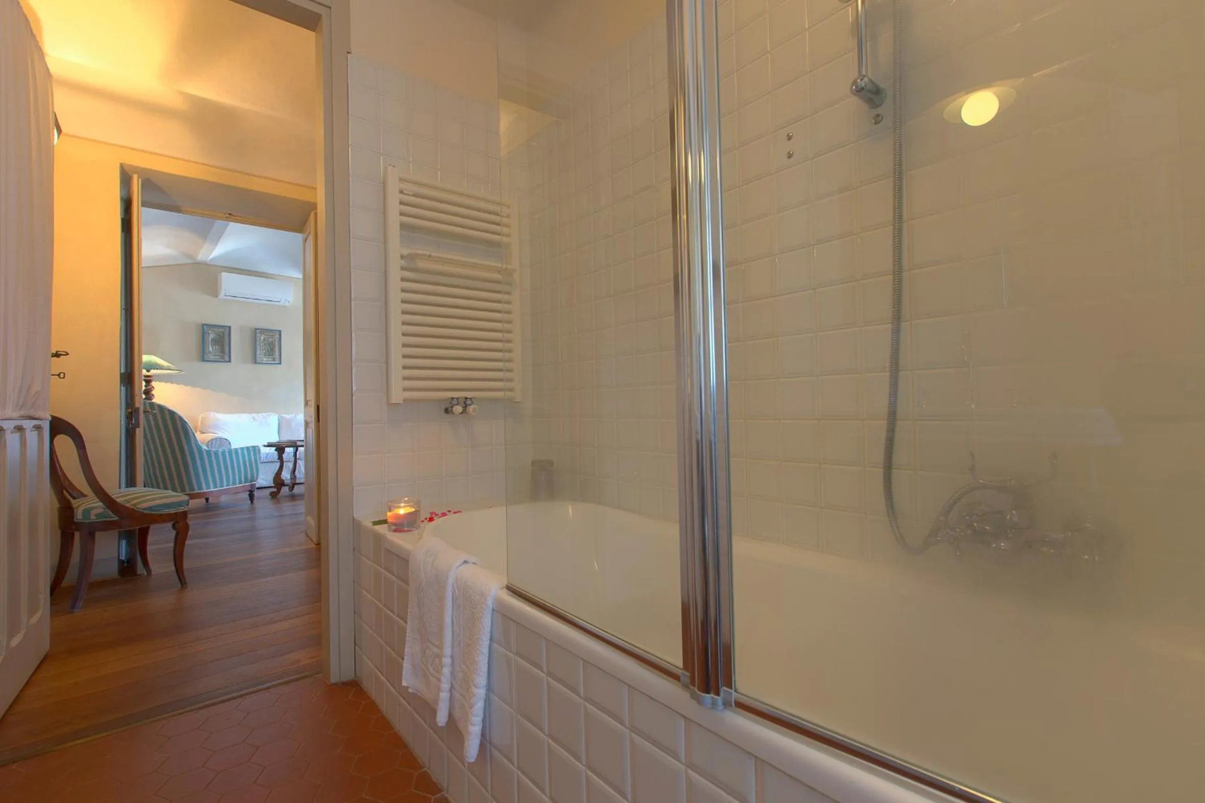 Bathroom in Marchesi Alfieri - Cantine e Ospitalità