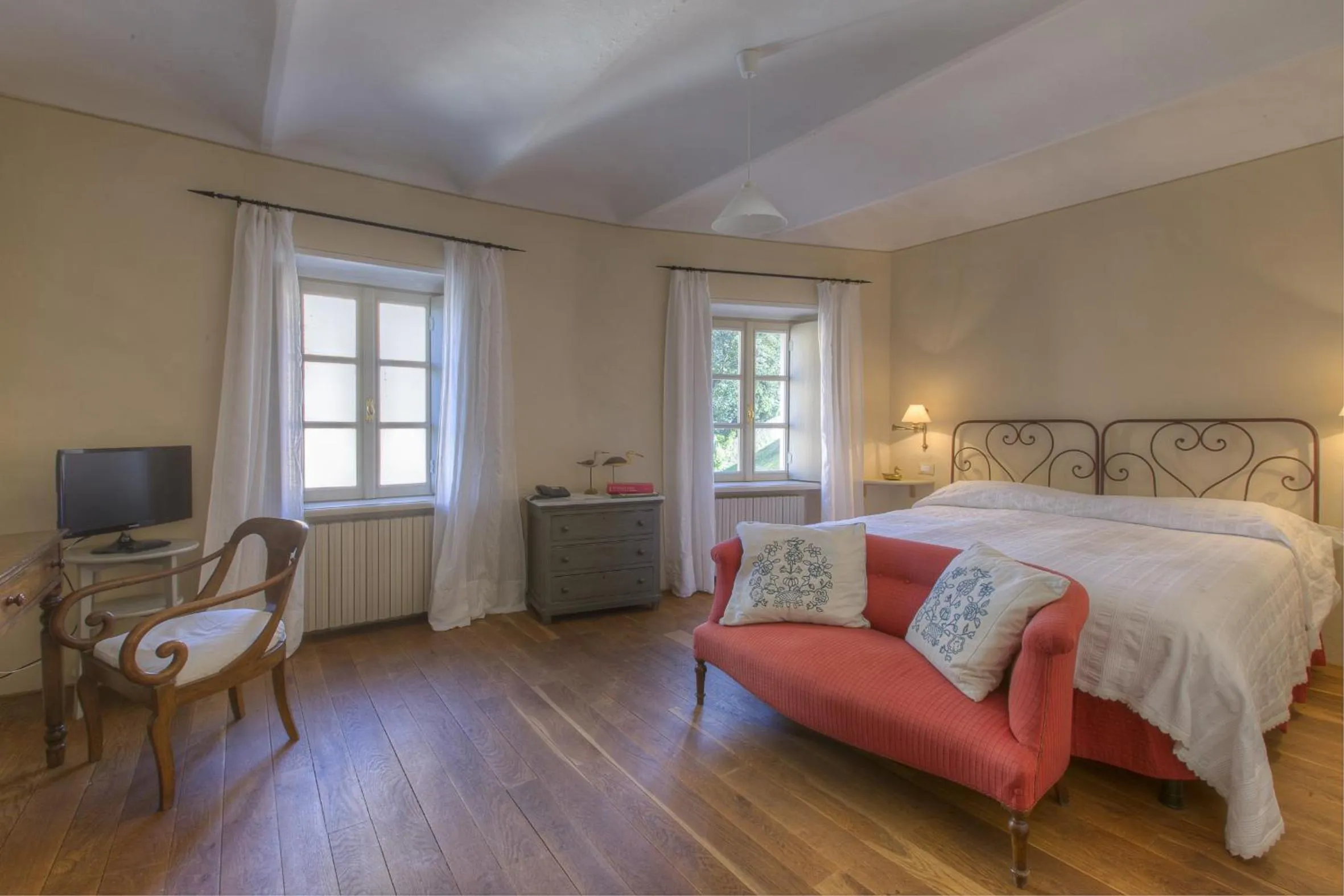 Photo of the whole room, Bed in Marchesi Alfieri - Cantine e Ospitalità