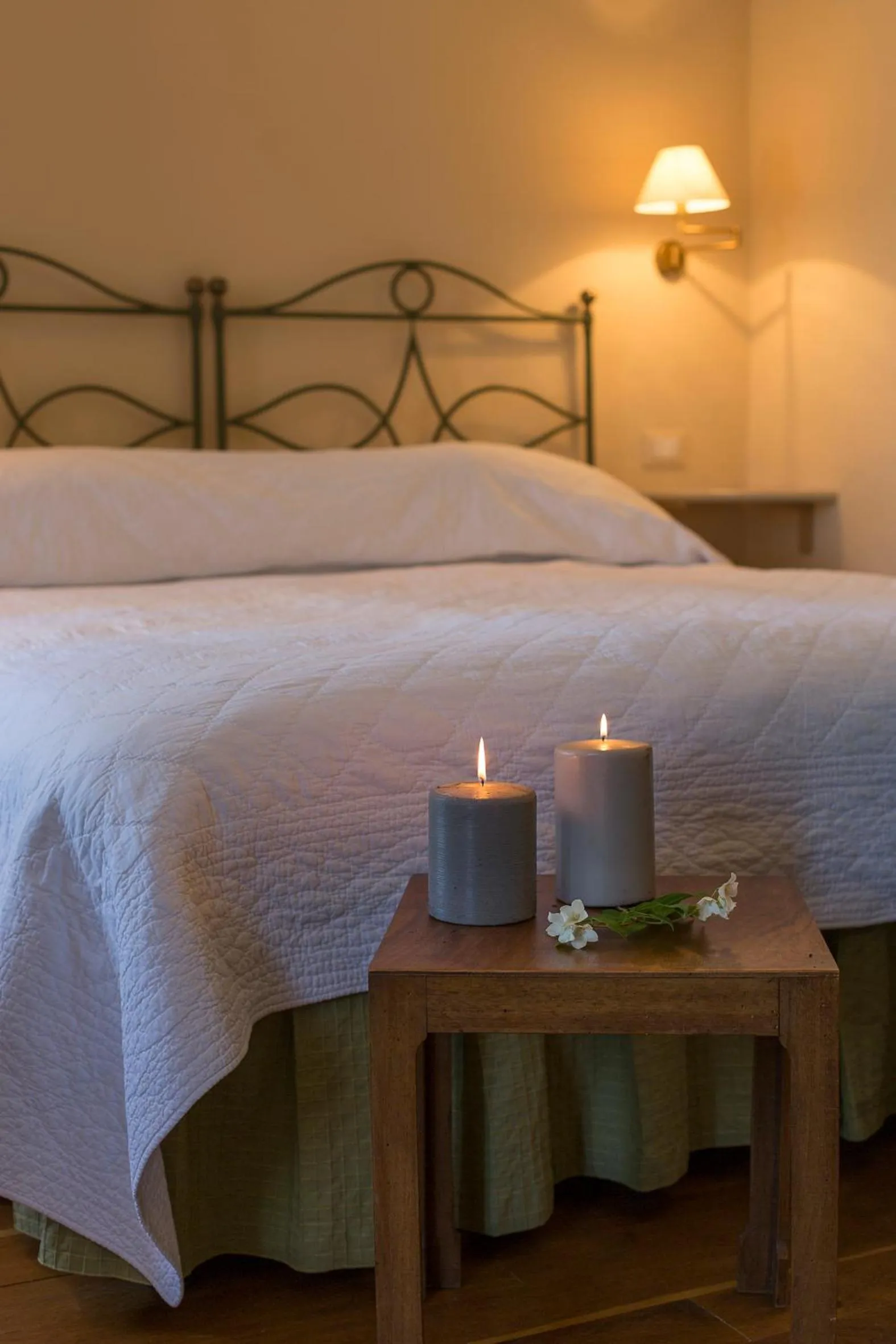 Decorative detail, Bed in Marchesi Alfieri - Cantine e Ospitalità