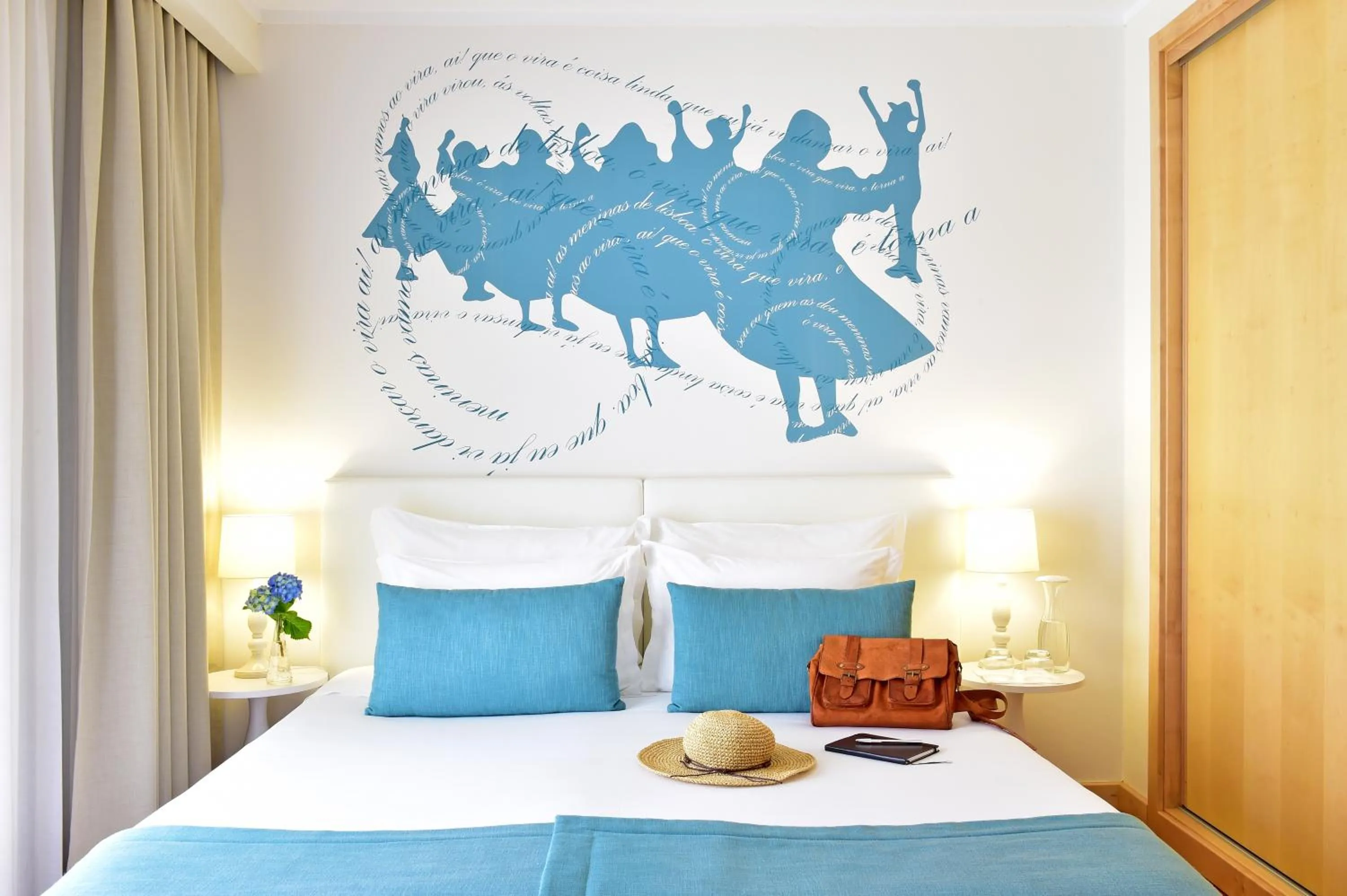 Coffee/tea facilities, Bed in Solar Egas Moniz-Charming House & Local Experiences