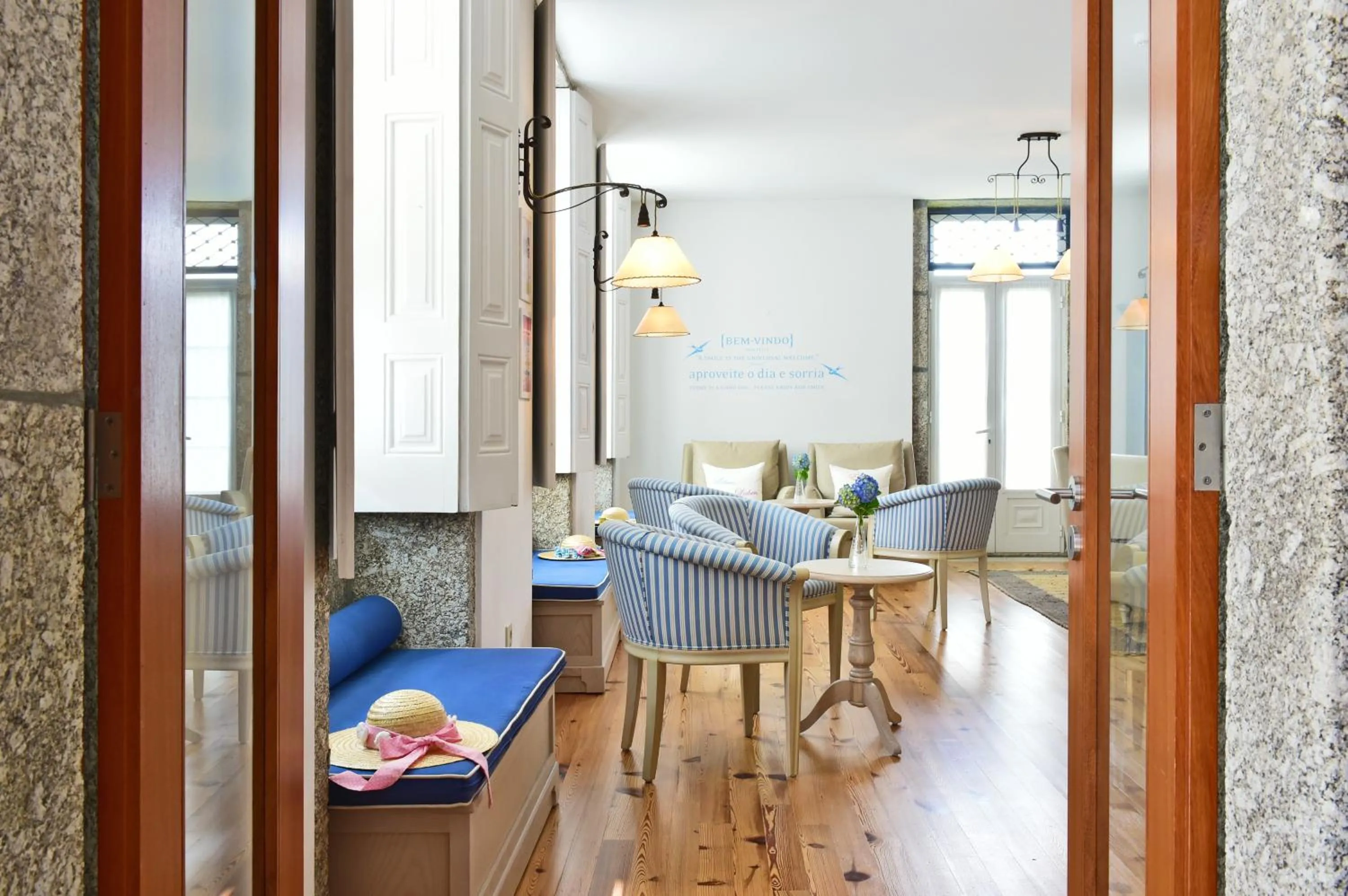Communal lounge/ TV room in Solar Egas Moniz-Charming House & Local Experiences