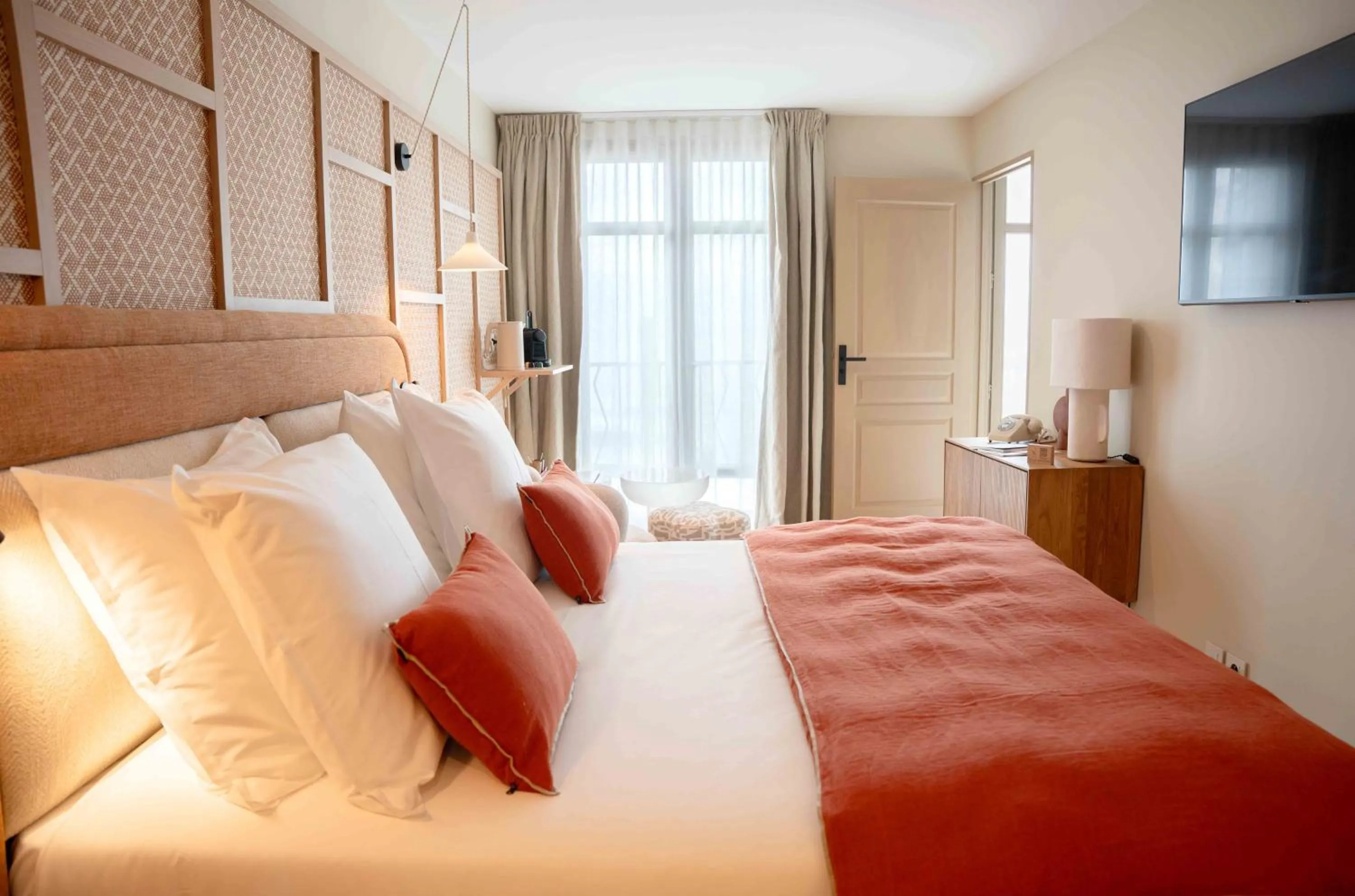 Photo of the whole room, Bed in Roc Seven Biarritz
