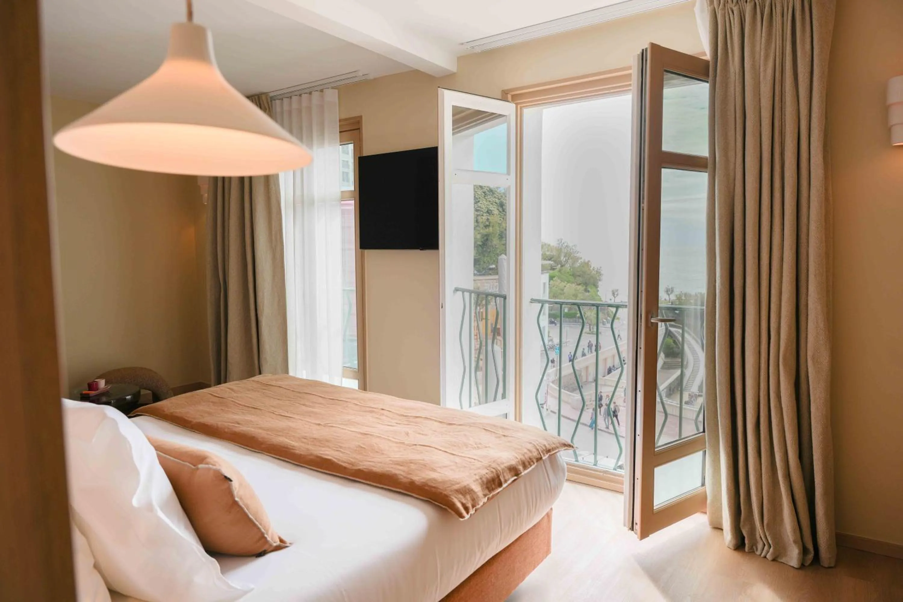 View (from property/room), Bed in Roc Seven Biarritz