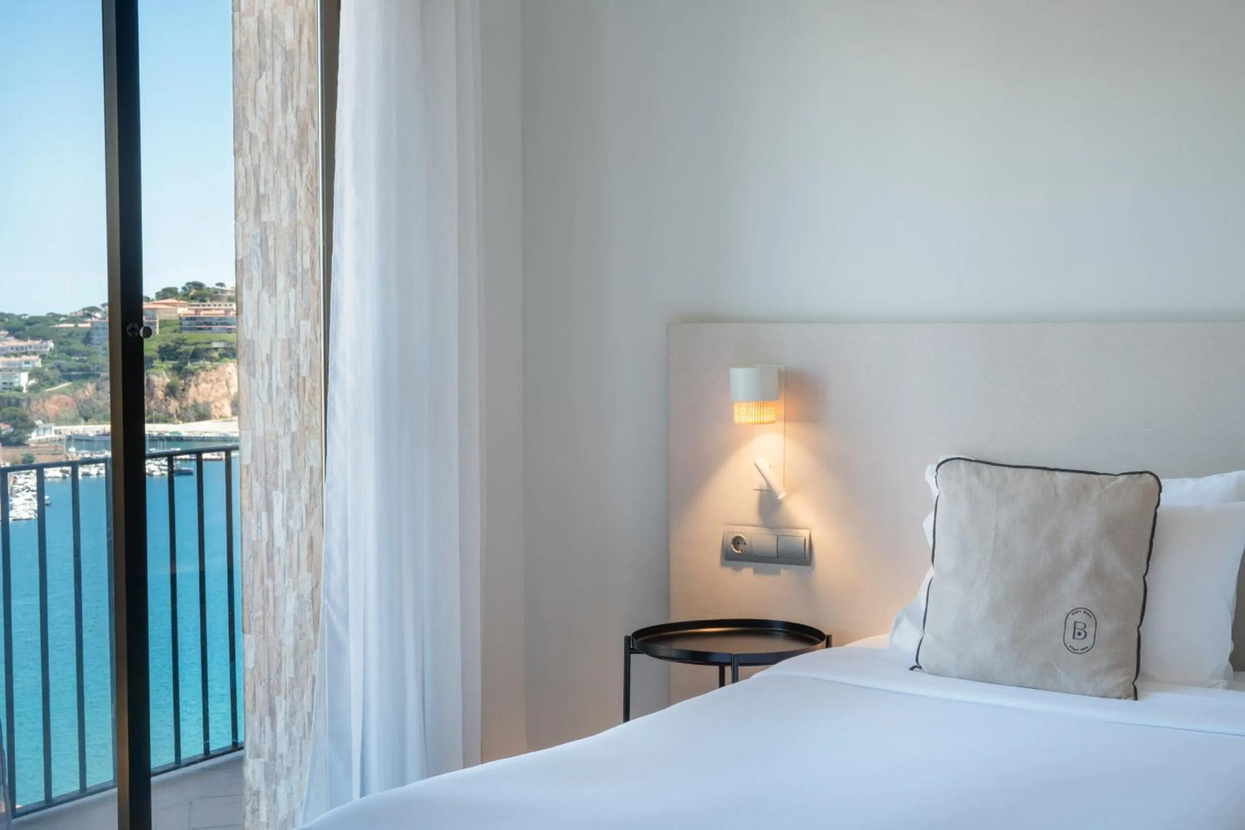 Bedroom, Bed in Hotel Montjoi by Brava Hoteles