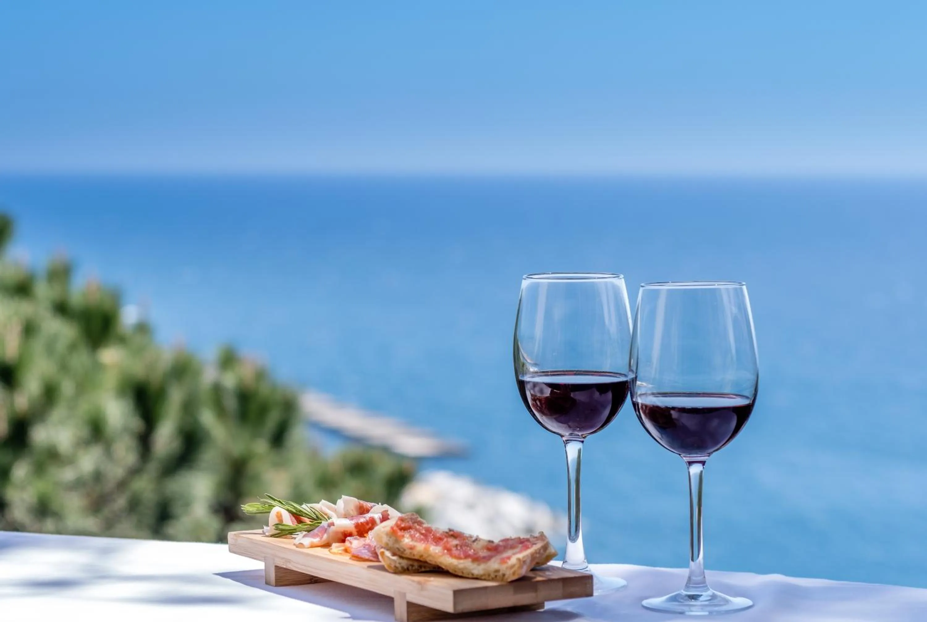 Food and drinks in Hotel Montjoi by Brava Hoteles