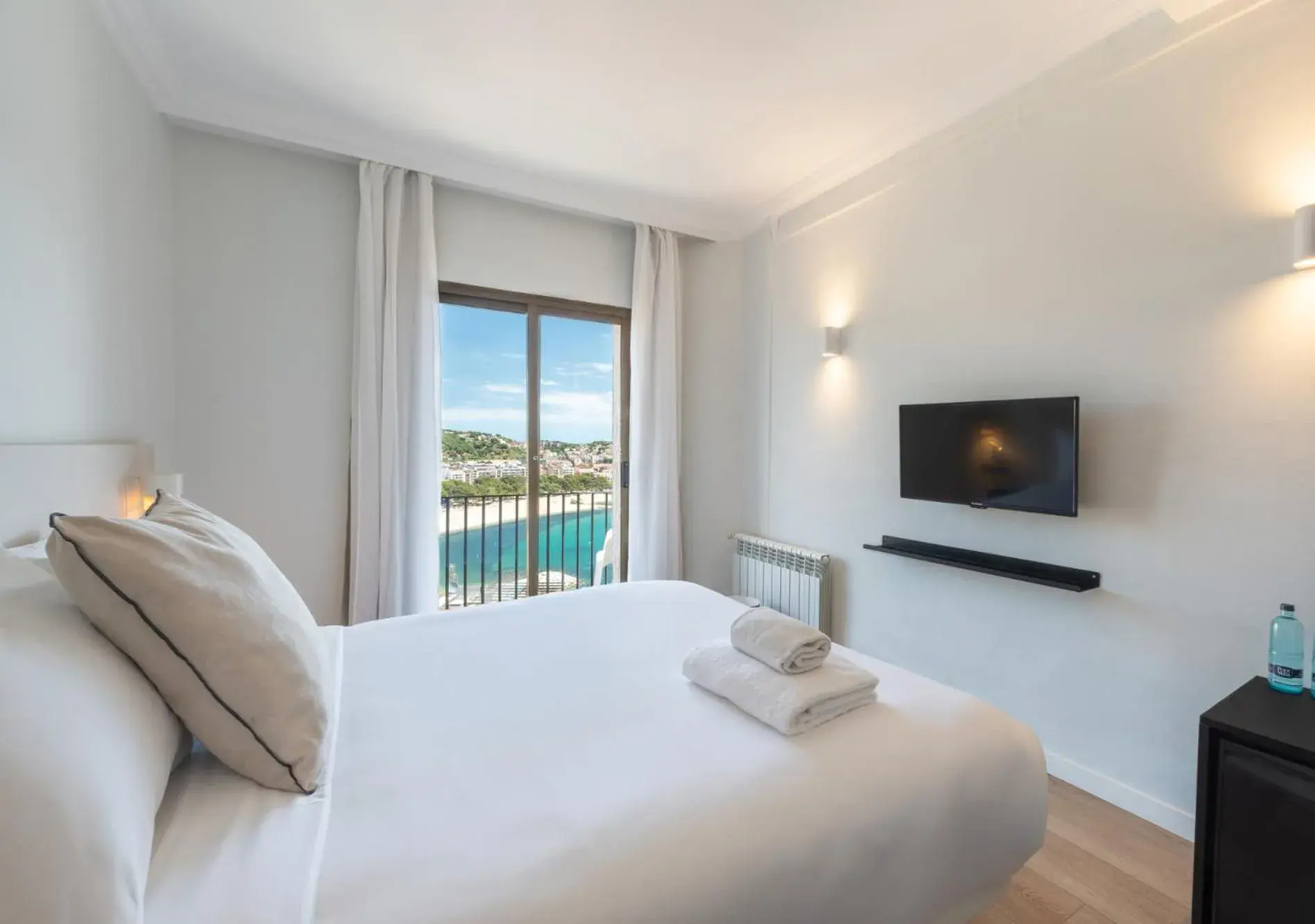 Double Room with Sea View in Hotel Montjoi by Brava Hoteles Double Room with Sea View in Hotel Montjoi by Brava Hoteles