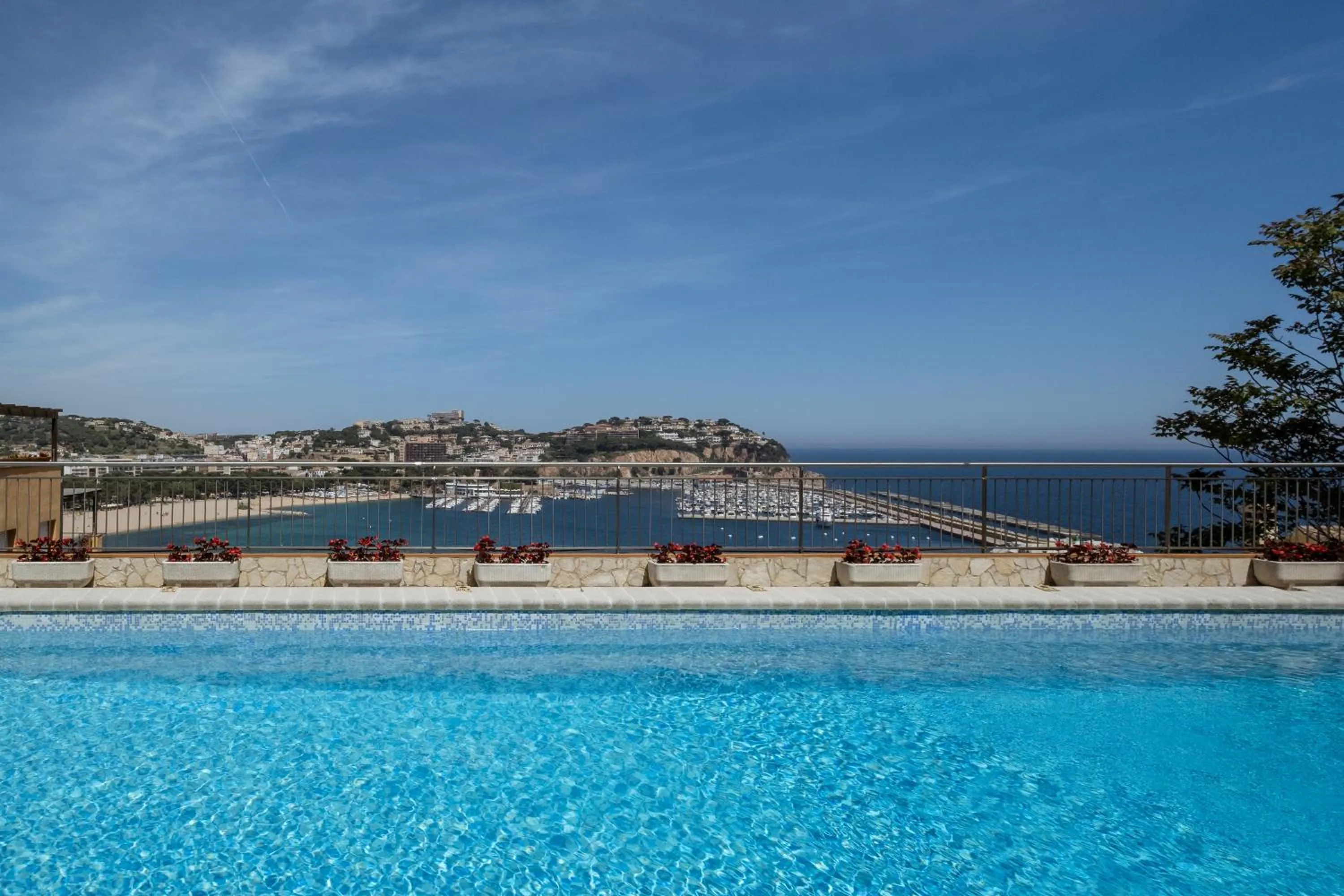 Swimming pool in Hotel Montjoi by Brava Hoteles