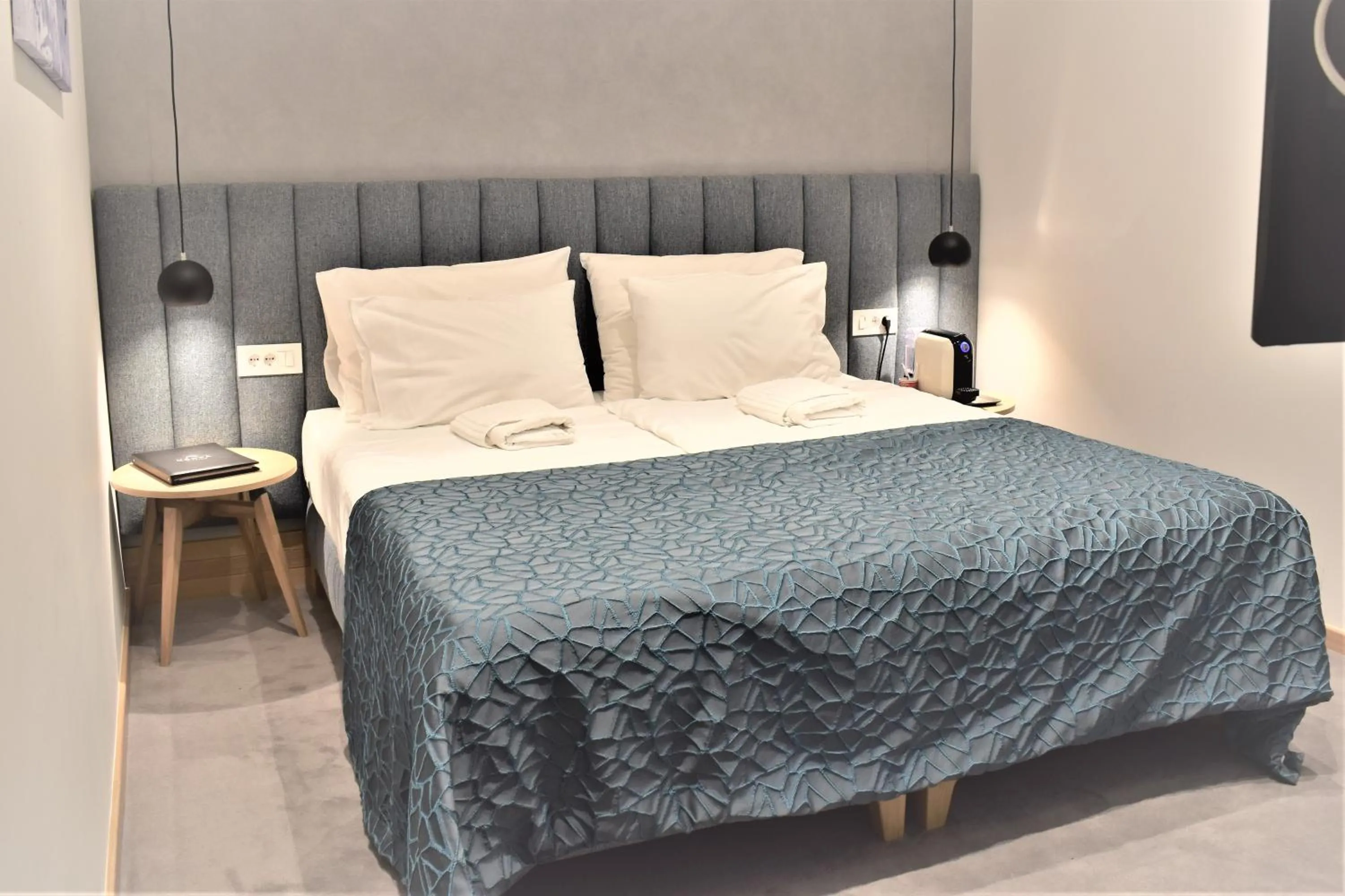 Bed in Korpa Deli Rooms