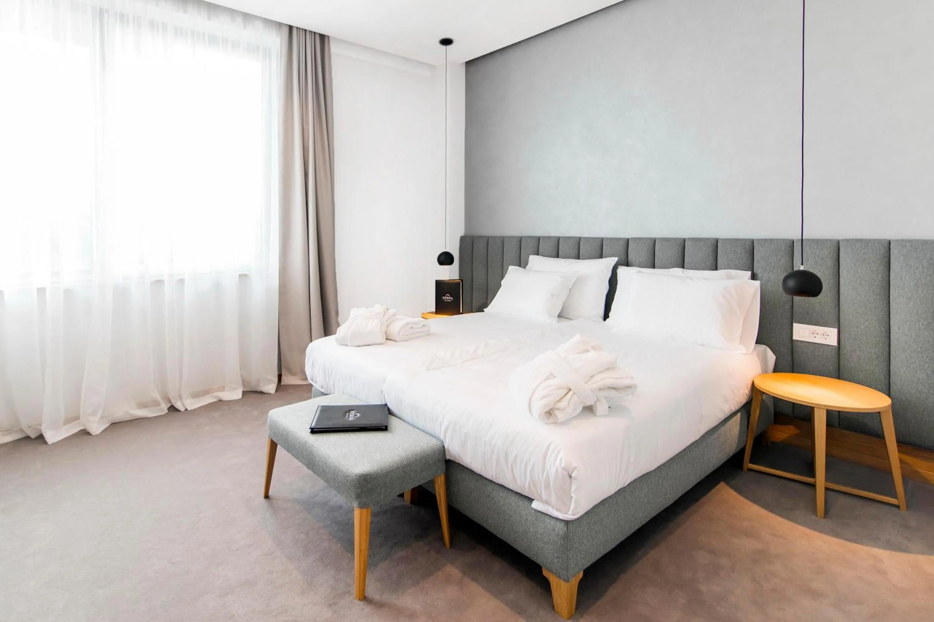 Bed in Korpa Deli Rooms