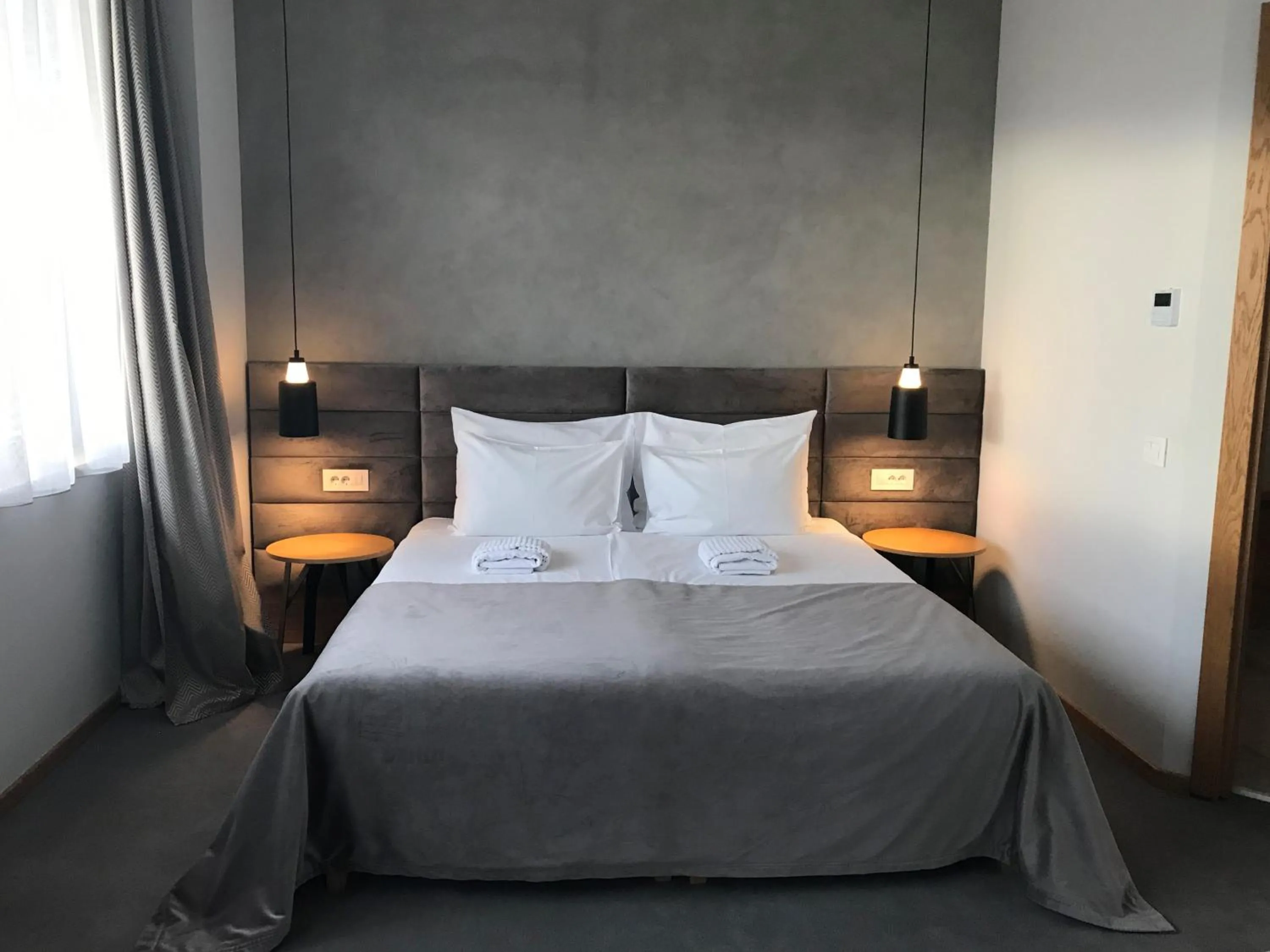 Bed in Korpa Deli Rooms