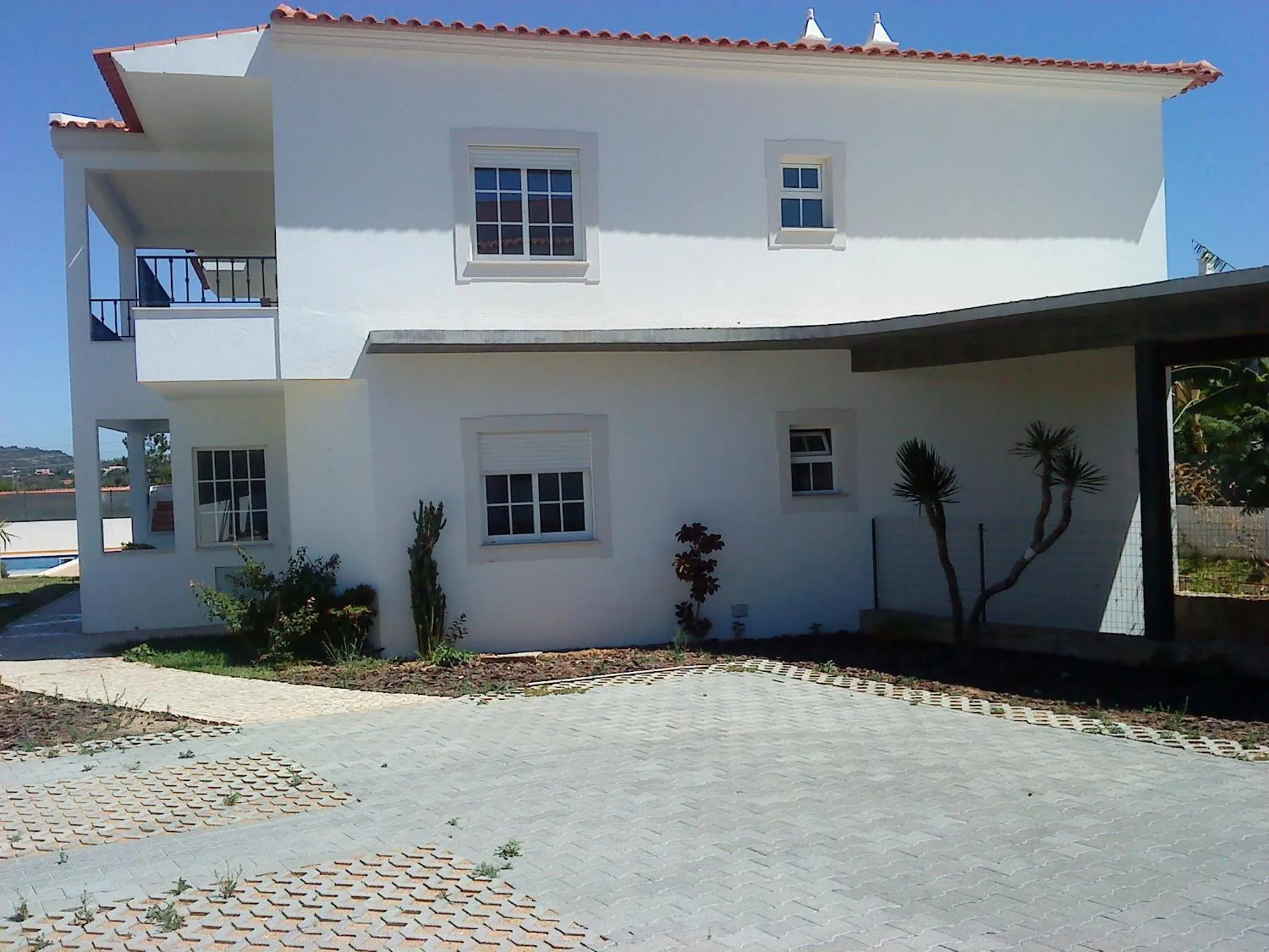 Facade/entrance in RC - Pata Residence