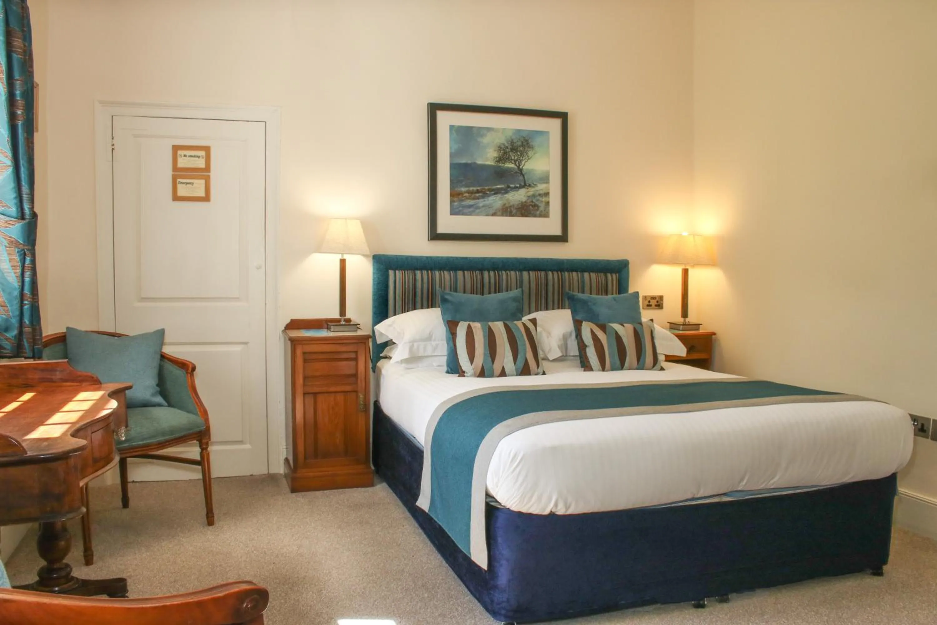 Bed in Rollestone Manor B&B and Restaurant