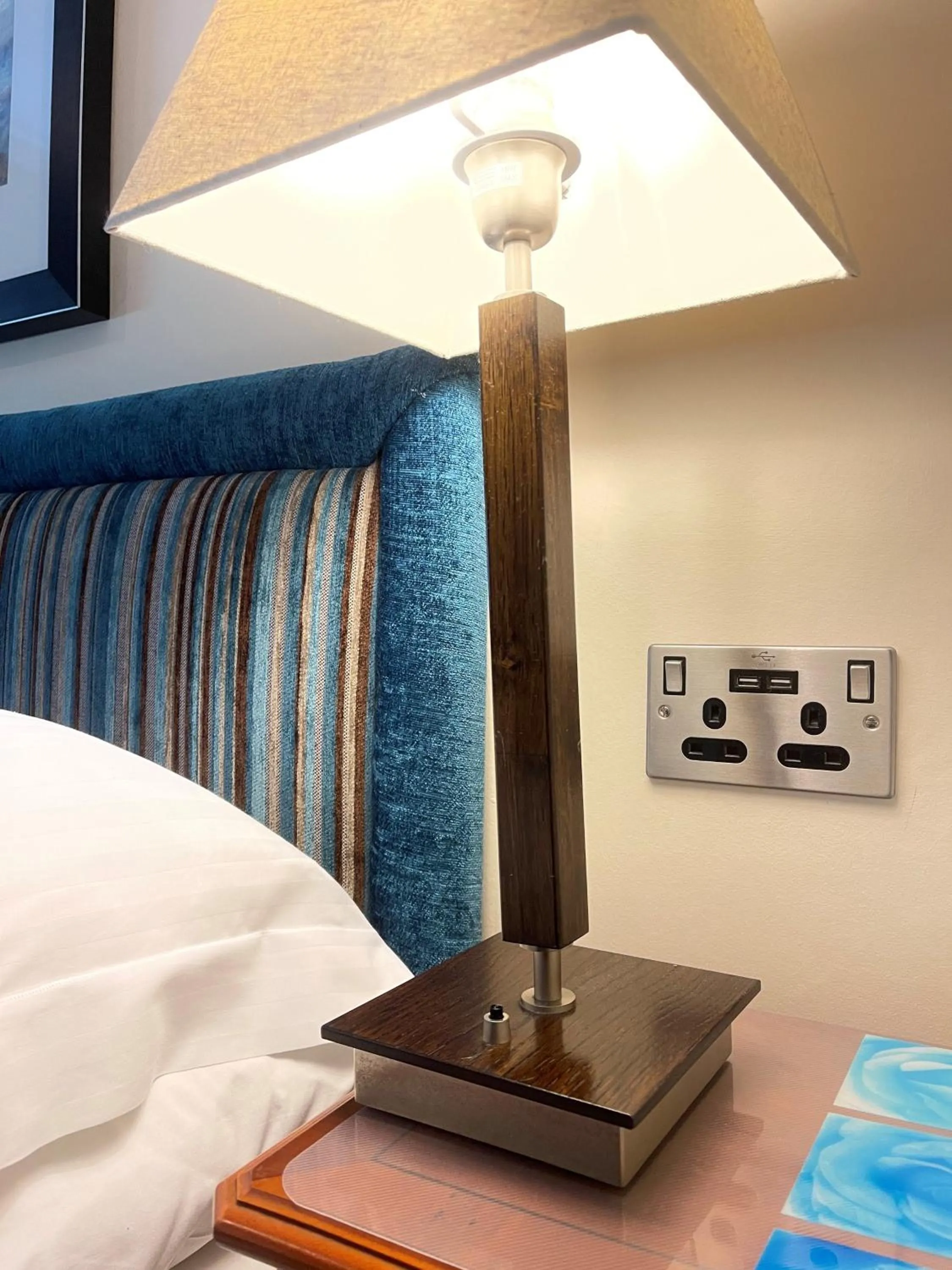 Bed in Rollestone Manor B&B and Restaurant