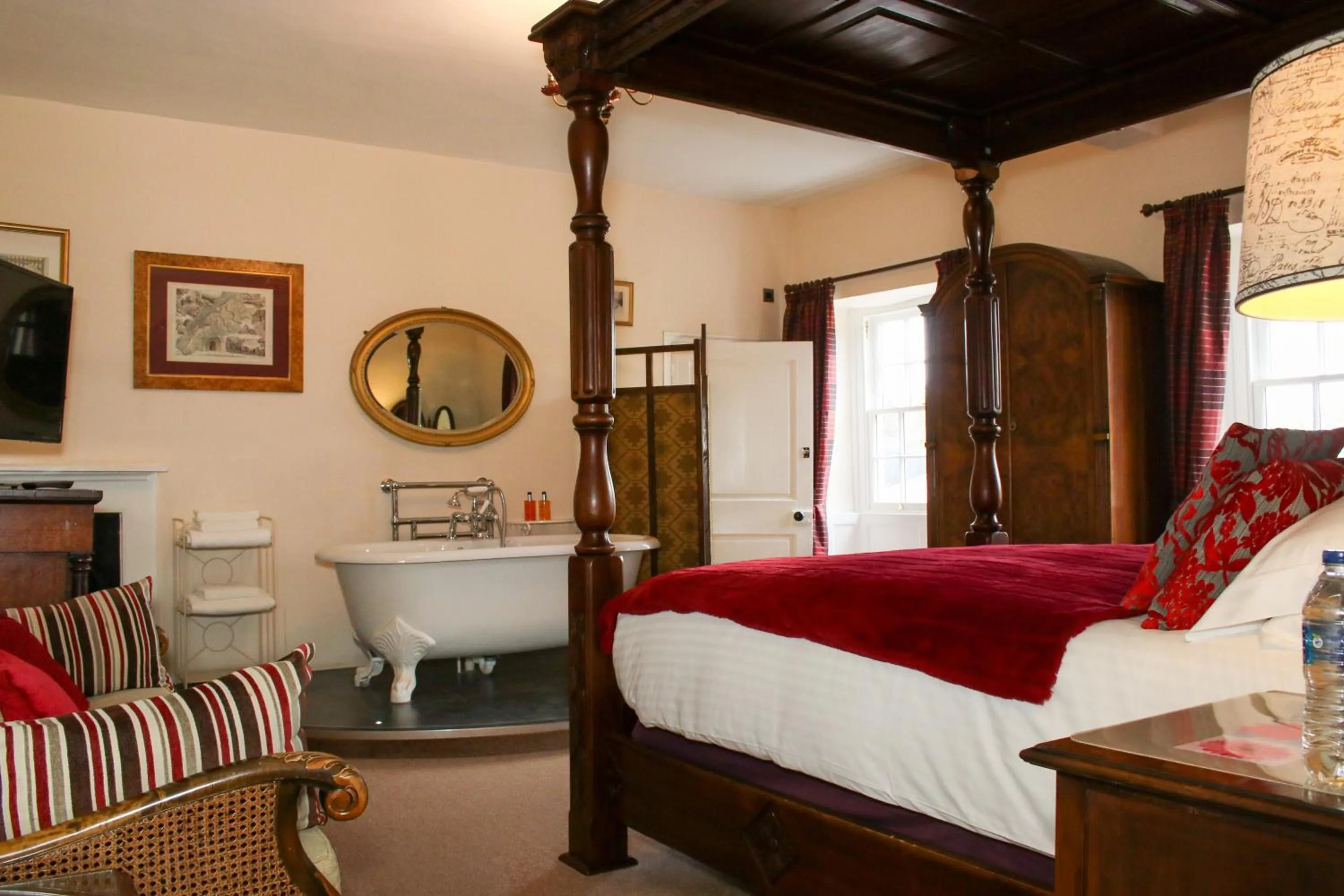 Bed in Rollestone Manor B&B and Restaurant
