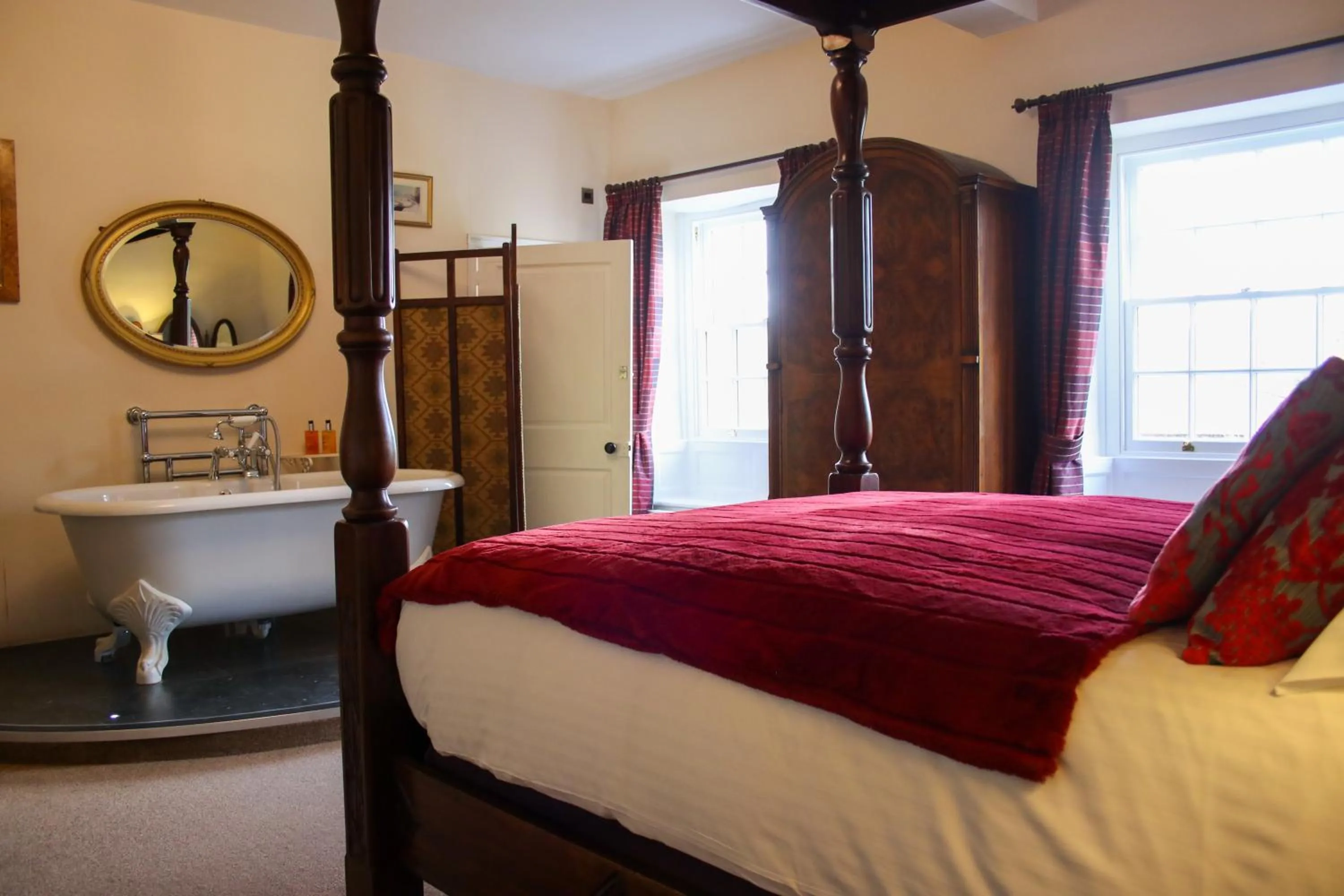 Bed in Rollestone Manor B&B and Restaurant