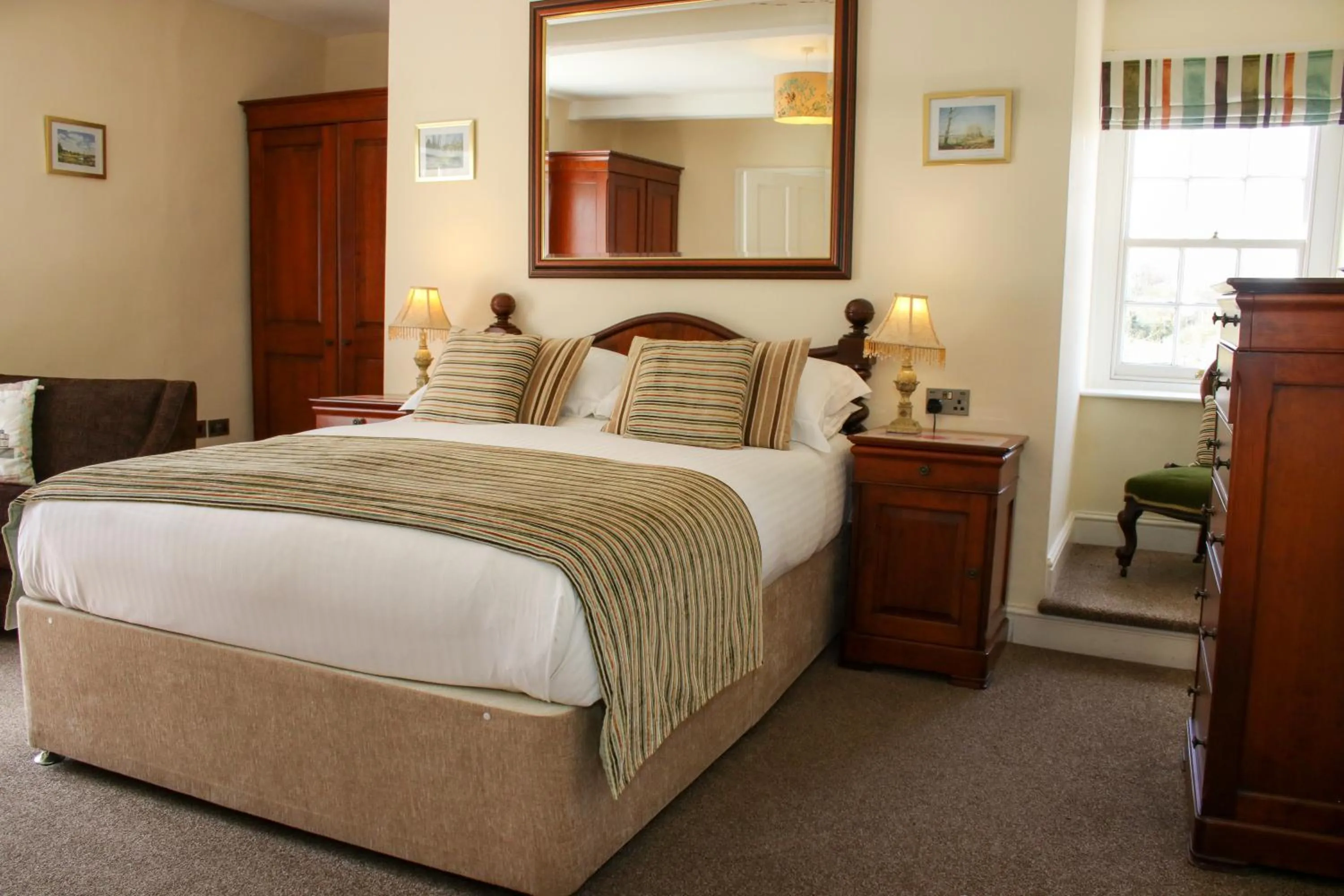 Bed in Rollestone Manor B&B and Restaurant